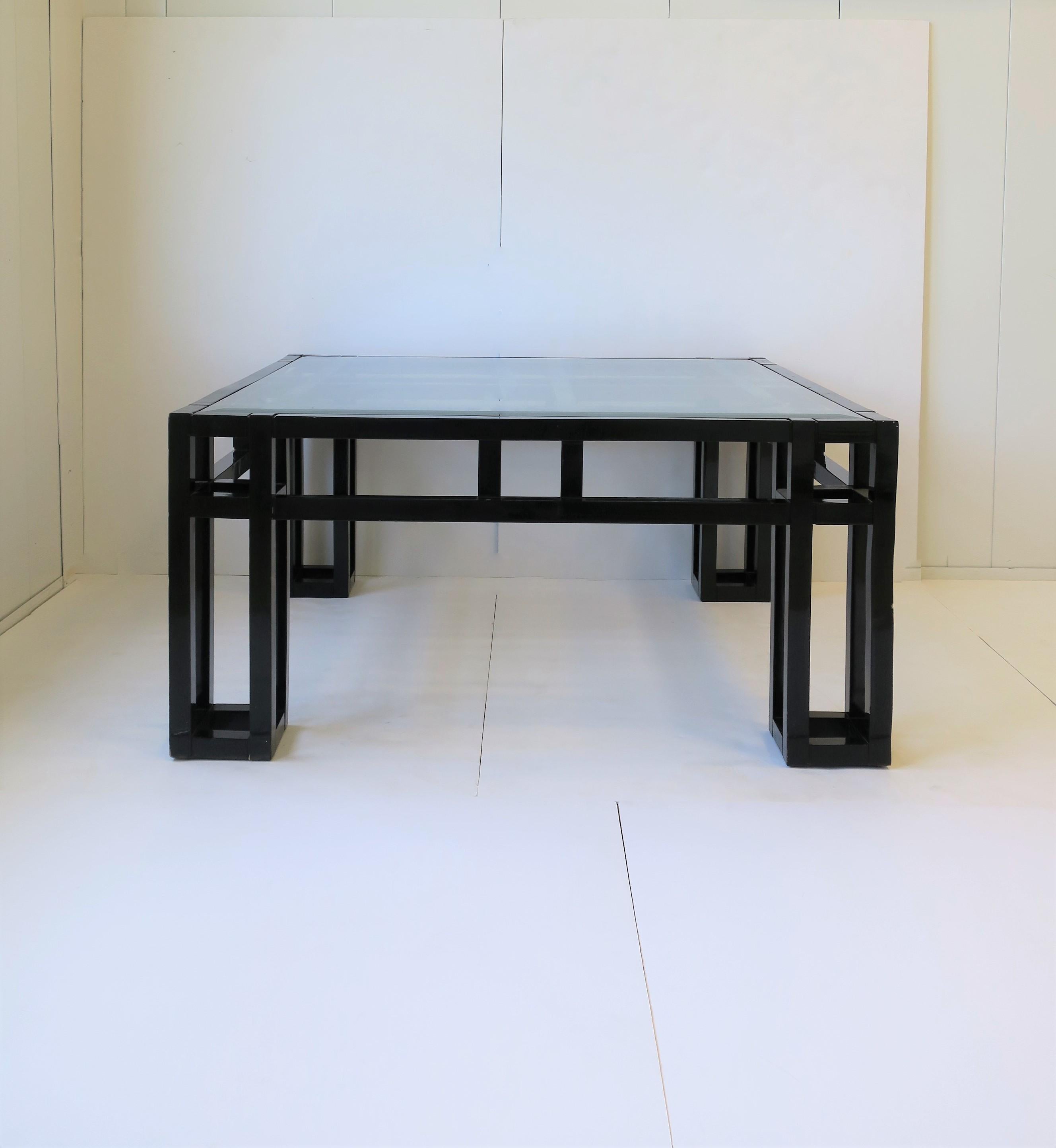 Postmoderne Table basse carrée géométrique en laque noire et verre postmoderne  en vente