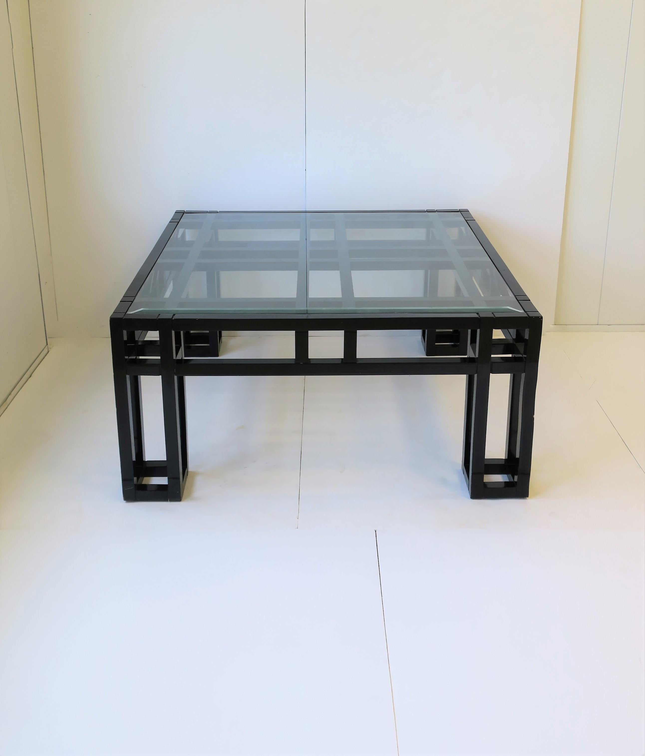 Européen Table basse carrée géométrique en laque noire et verre postmoderne en vente