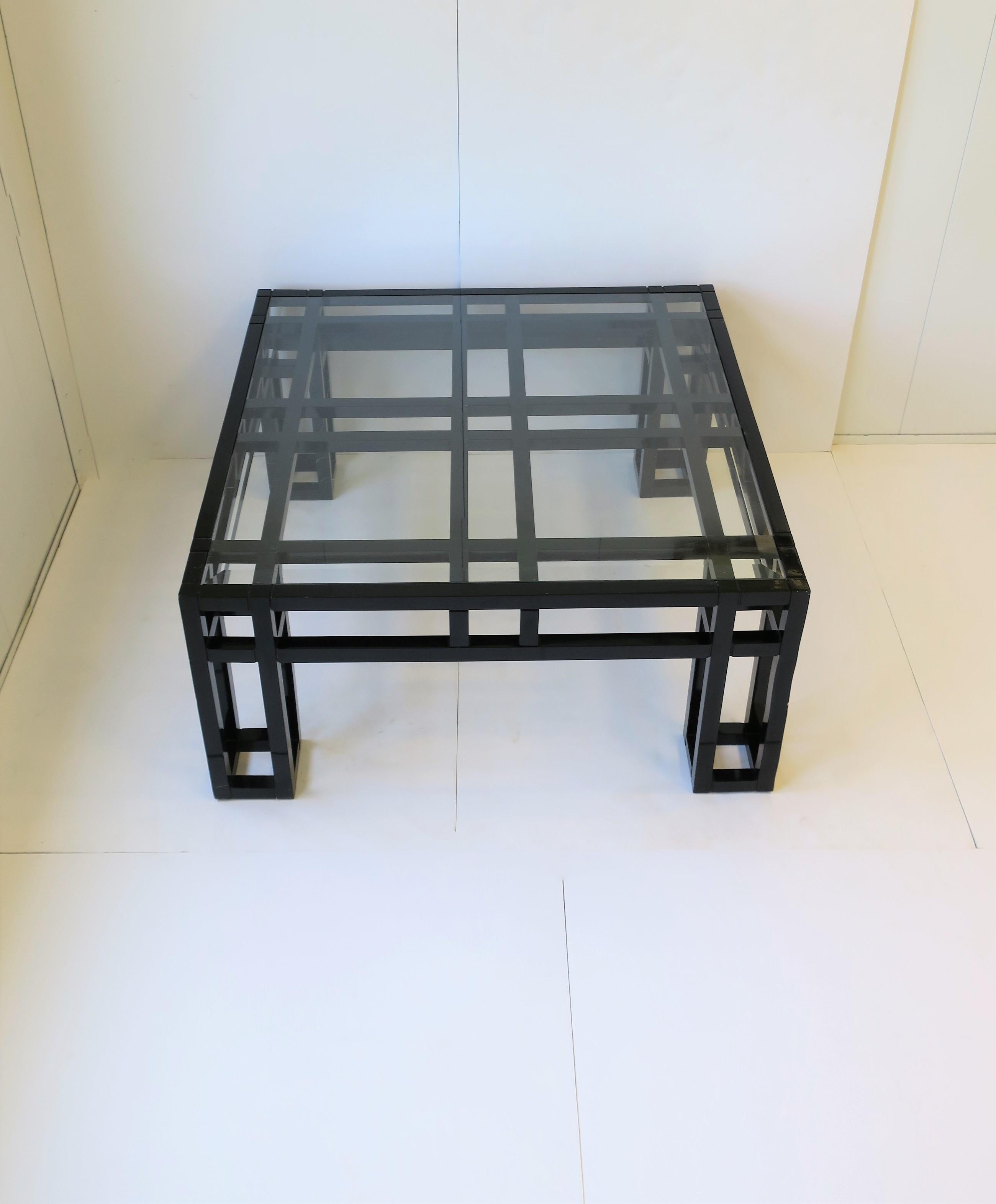 Biseauté Table basse carrée géométrique en laque noire et verre postmoderne  en vente
