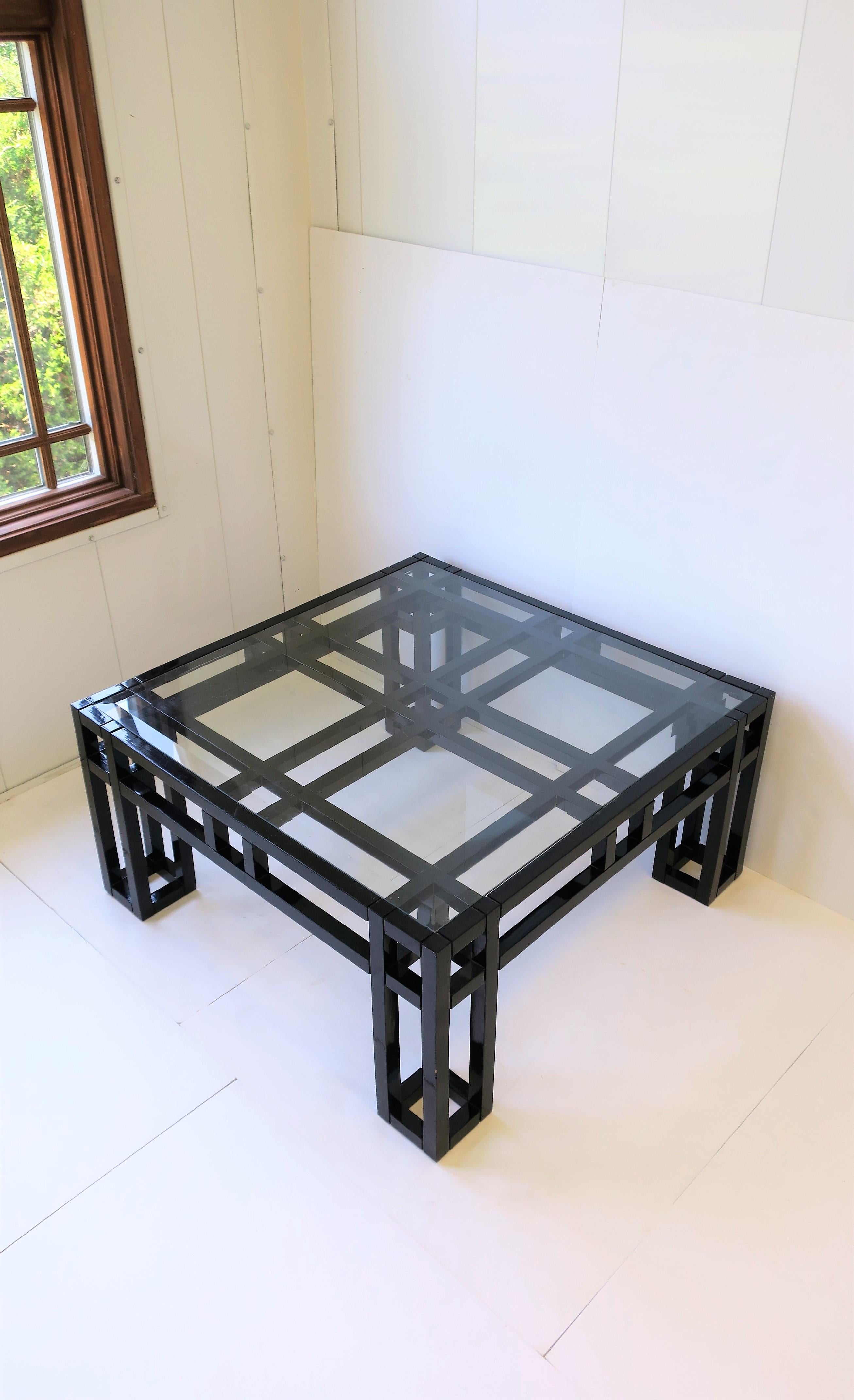Geometrischer quadratischer Couchtisch/Couchtisch aus schwarzem Lack und Glas, Postmodern  im Angebot 1