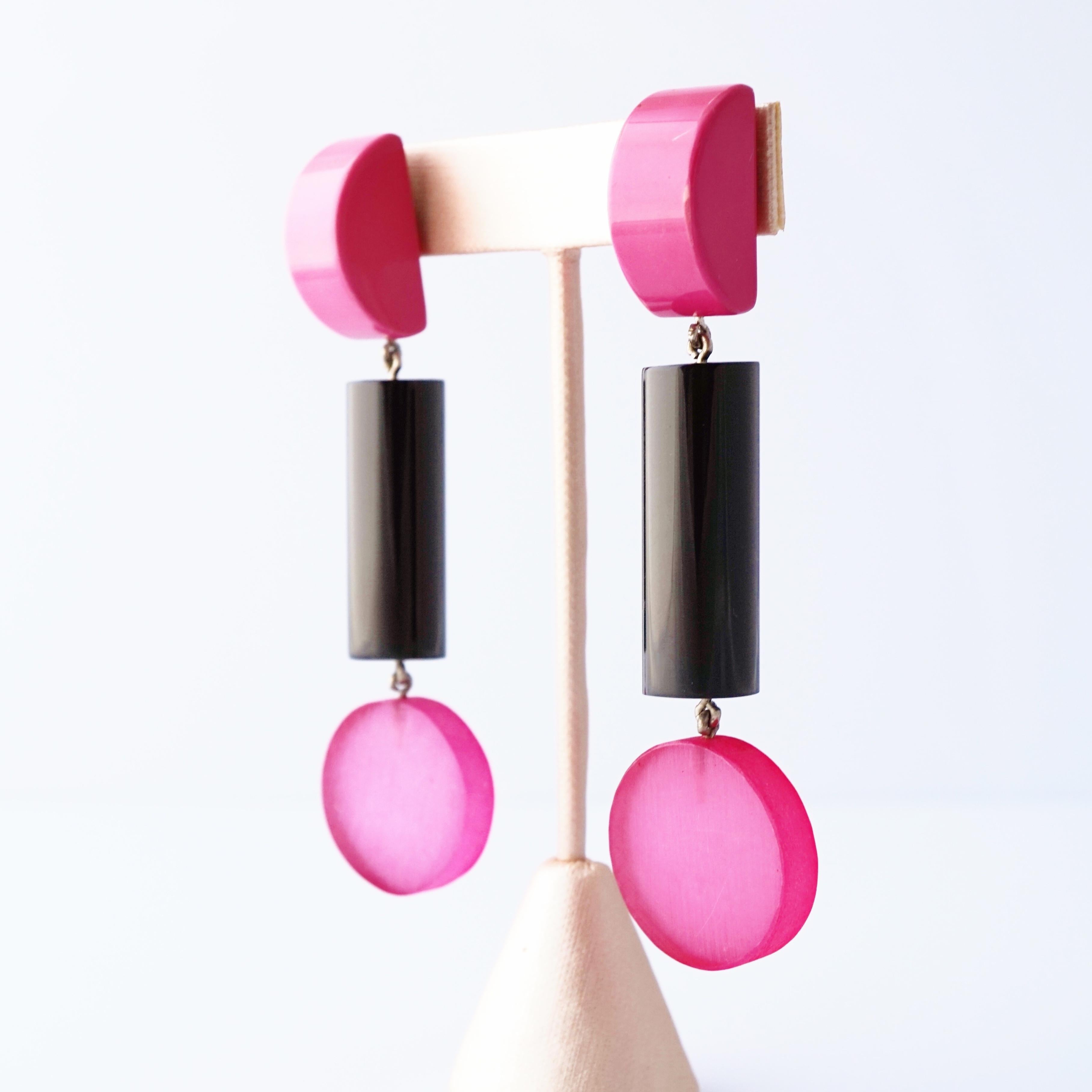 Modern 80s Black & Pink Acrylic Memphis Style Drop Statement Earrings By Judith Hendler For Sale