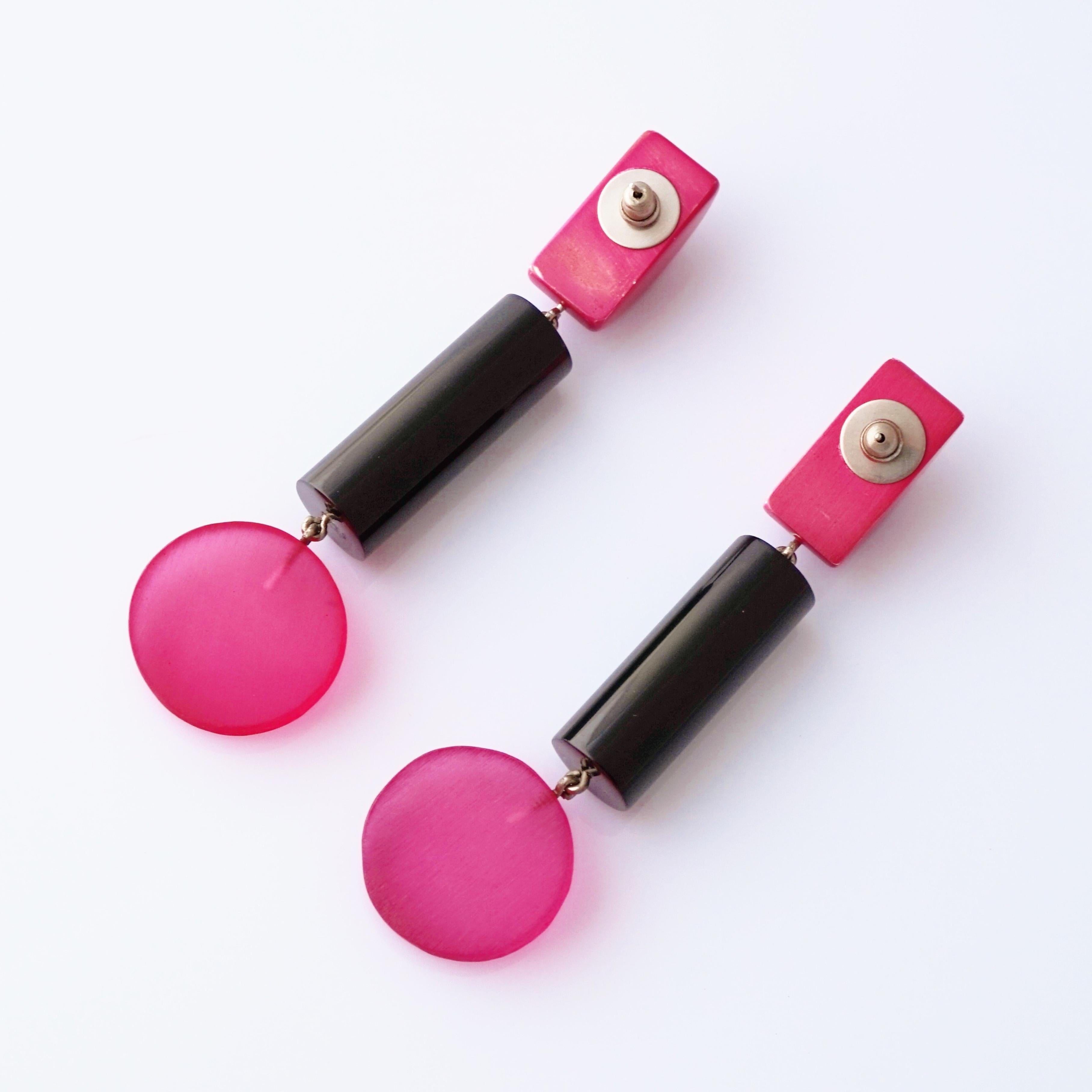 80s Black & Pink Acrylic Memphis Style Drop Statement Earrings By Judith Hendler For Sale 1