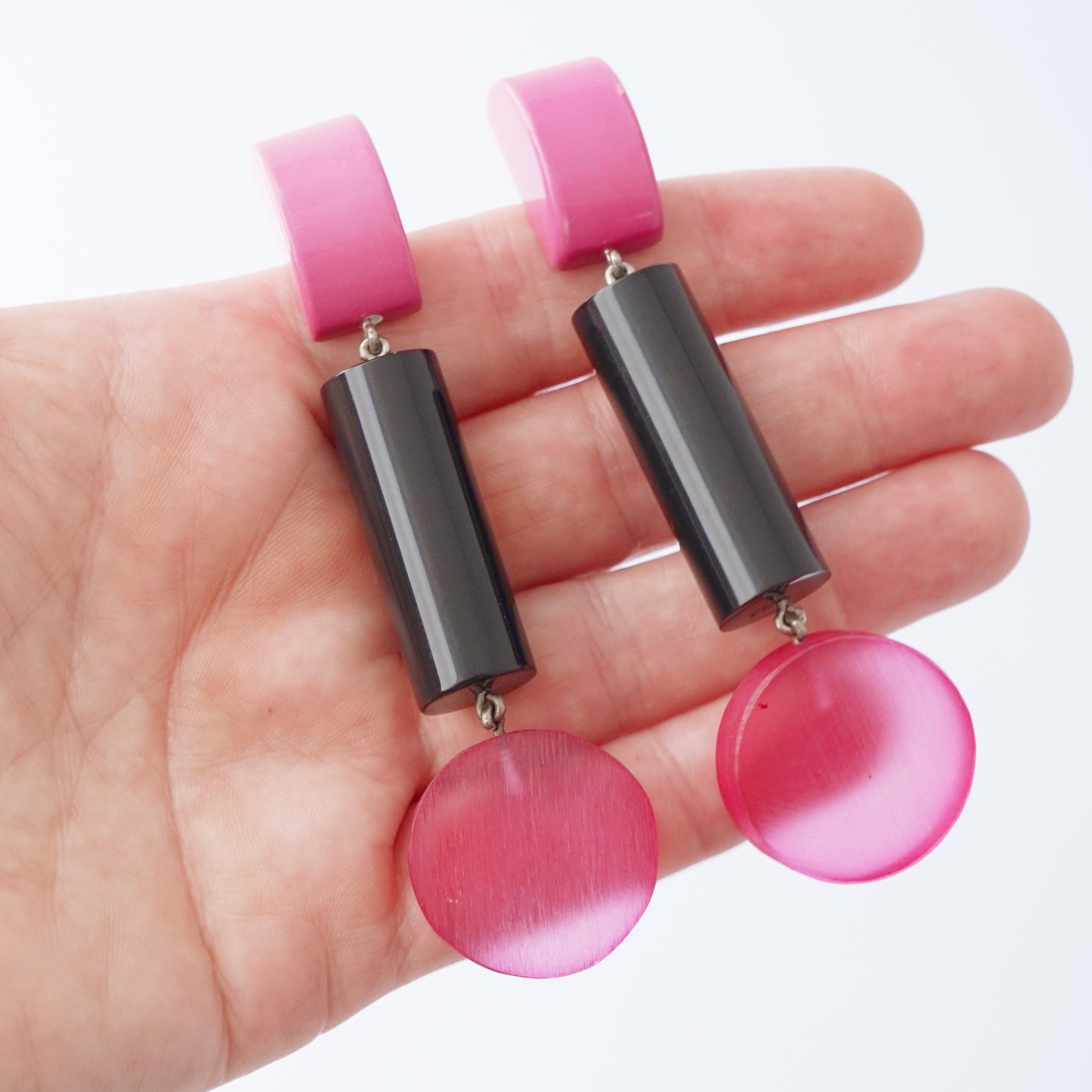 80s Black & Pink Acrylic Memphis Style Drop Statement Earrings By Judith Hendler For Sale 2