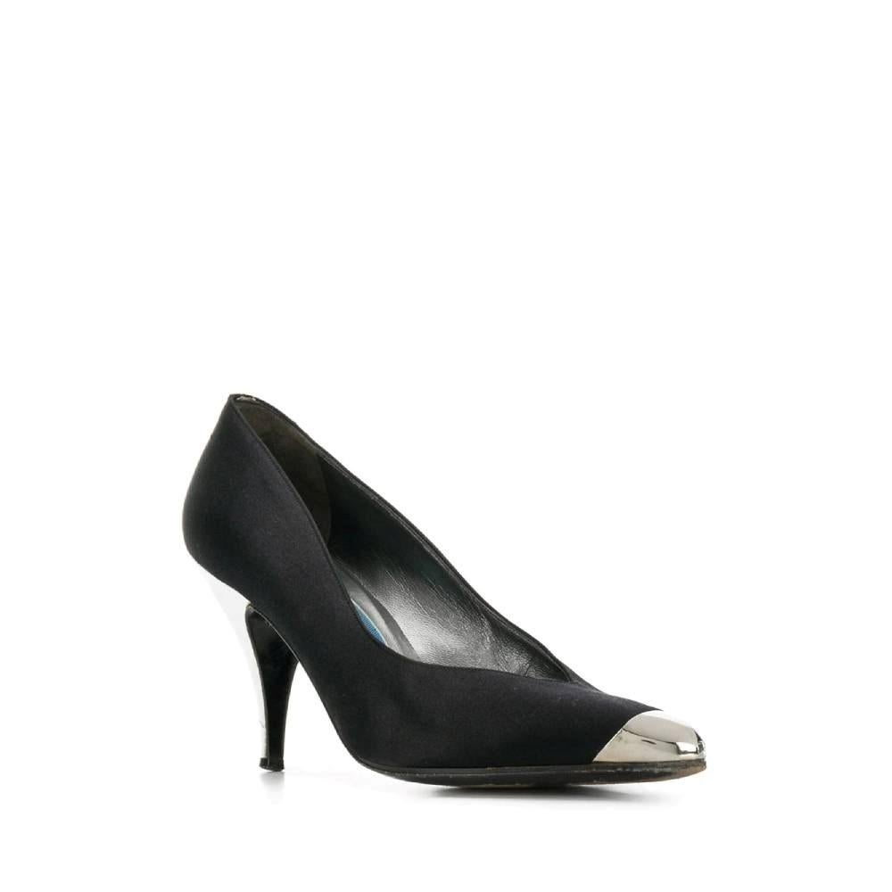 Black silk Thierry Mugler pumps with contrasting silver-tone metallic toe and heel.

Size: 37,5 IT

Measurements
Insole: 25 cm
Heel: 9 cm

Product code: A8042

Notes: The item shows slight signs of wear, as shown in the pictures.

Composition: Silk