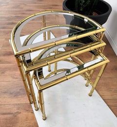 Tables basses rondes gigognes en laiton et miroir en bambou Hollywood Regency