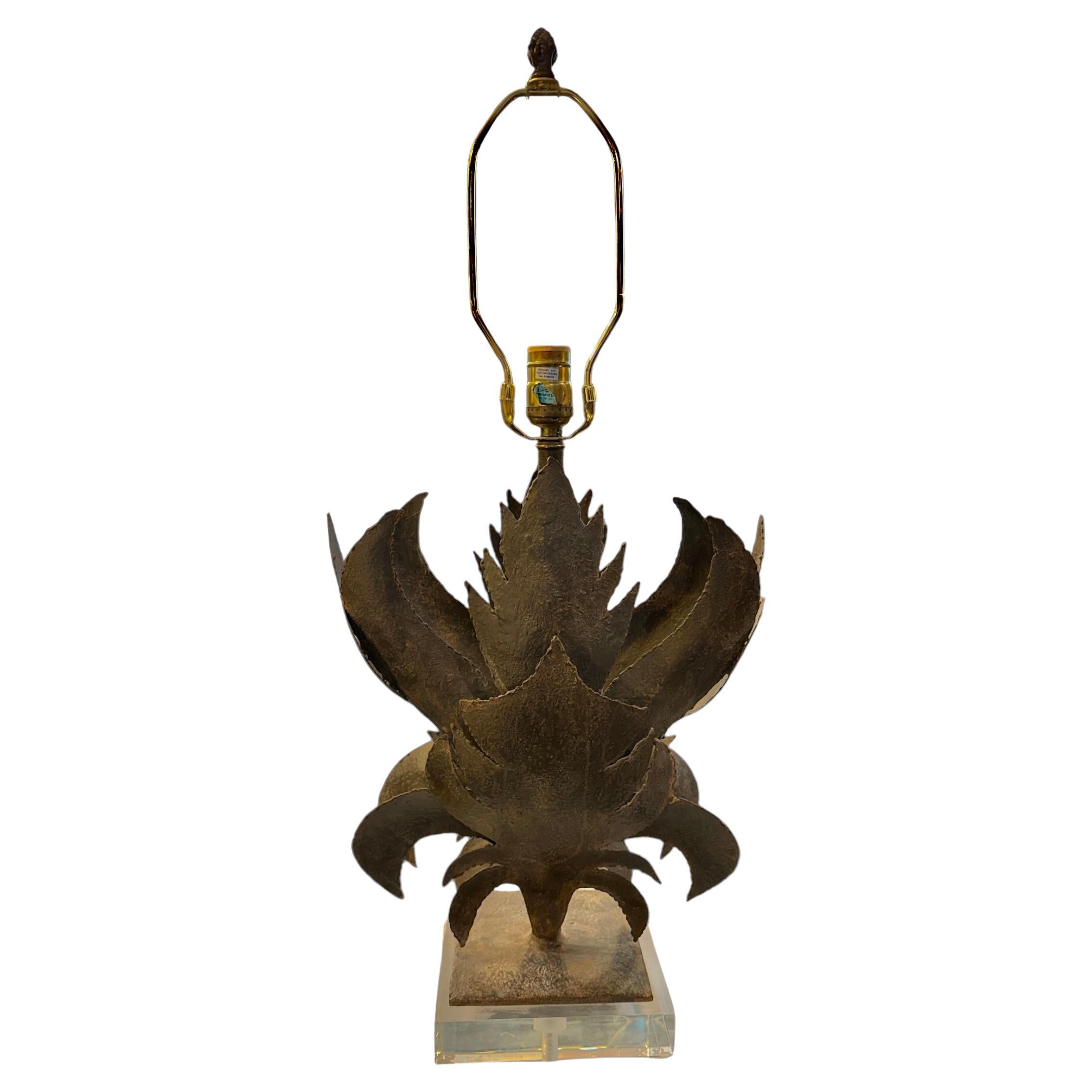 Lampe brutaliste des années 80 avec base en lucite en vente
