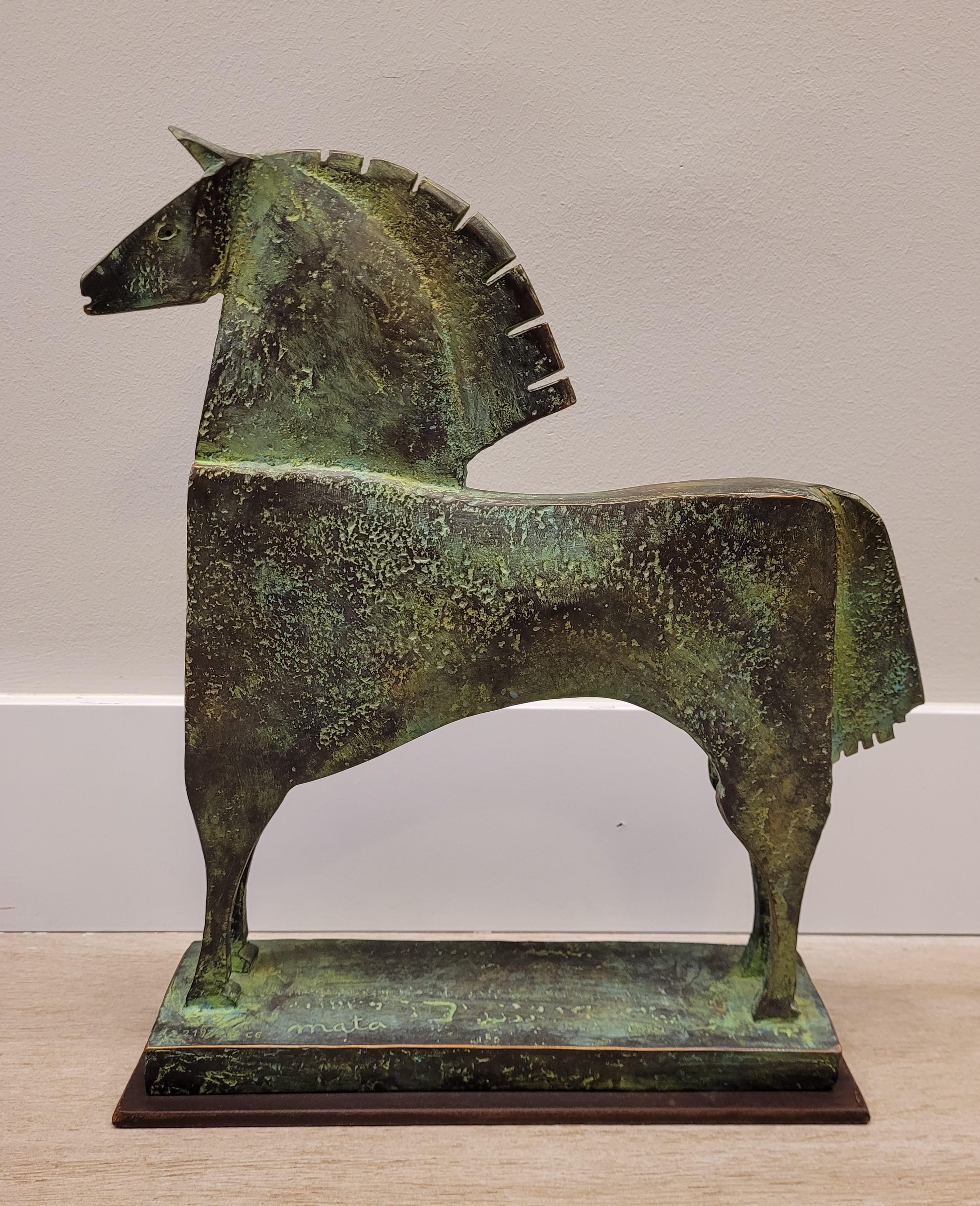Amazing sculpture horse Kyros in patinated bronze, made by the Spanish sculptor Carlos Mata. Series 219/275.

In his sculptures of horses and bulls, the influence of Etruscan drawing is especially appreciated. Made in bronze or cast iron, the
