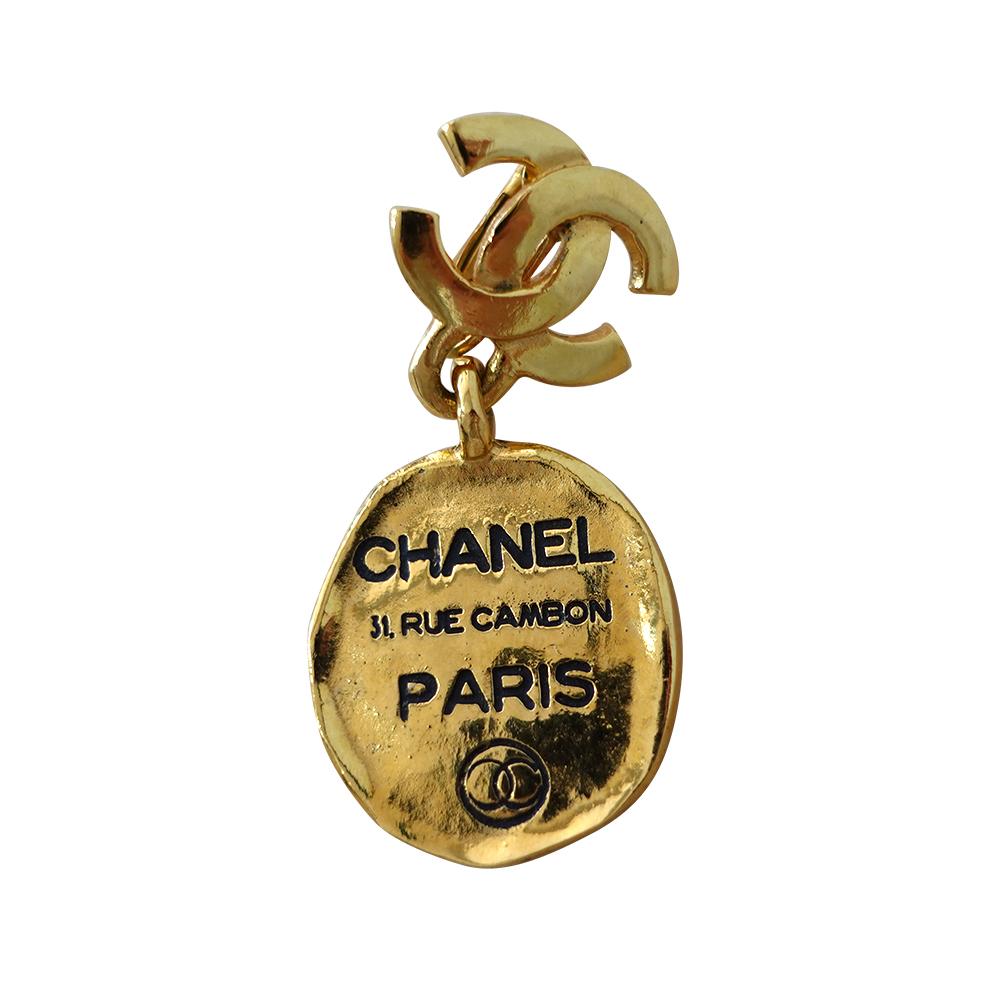 Vintage gold-tone Chanel Rue Cambon earrings
 
Interlocking CC and clip-on closure

Drop 2”, Width 1”

Made in France