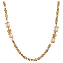Chanel, collier vintage des années 80 en fausses perles blanches avec maillons de chaîne de 89 cm