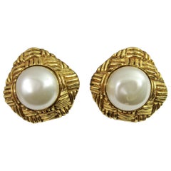 80's Chanel Vintage  Pearl Earrings in Gold-Plated Metal
