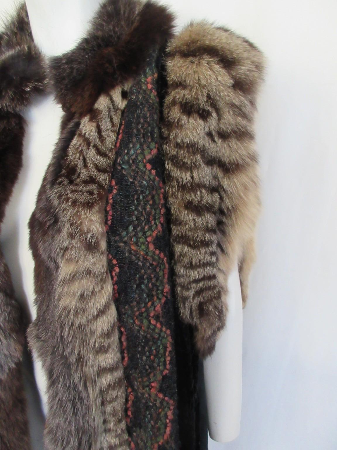 Questo mix in stile hippy vintage di pelliccia marrone, pelle scamosciata, maglieria e gilet di velluto nero, disegnato da Christine Vogdt

Offriamo altri esclusivi articoli di pellicceria vintage, guarda il nostro frontespizio

Dettagli:
Morbide