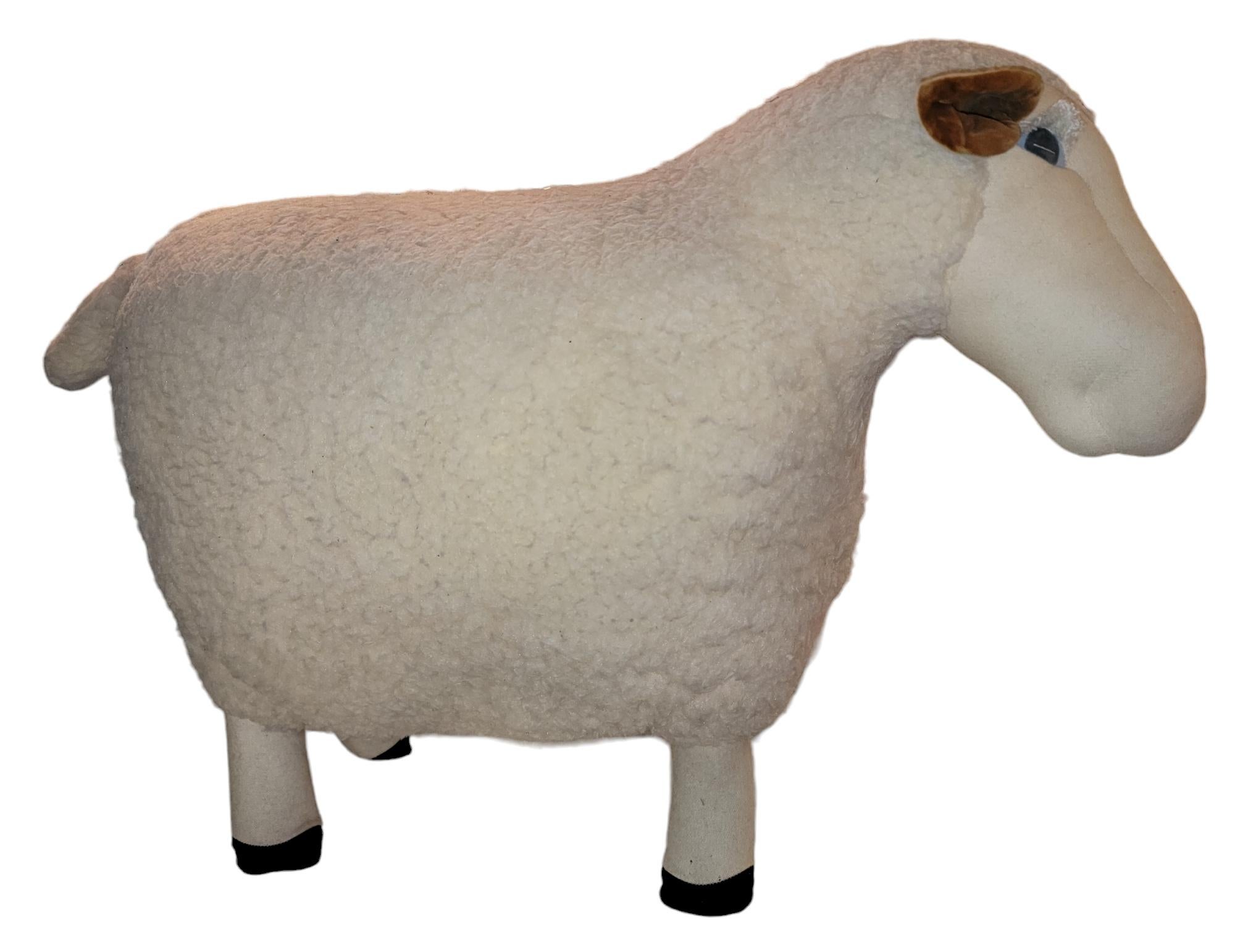 80er Jahre Dekorative Stehhhocker Schaf in Wolle mit Stoffbeinen. Die Wolle geht durch den ganzen Körper bis zum Boden des Schafes, wo die Beine mit der Wolle vernäht werden. Maße ca. - 13d  x24 h x 33w

Dieses Stück ist sehr robust. Wir haben die