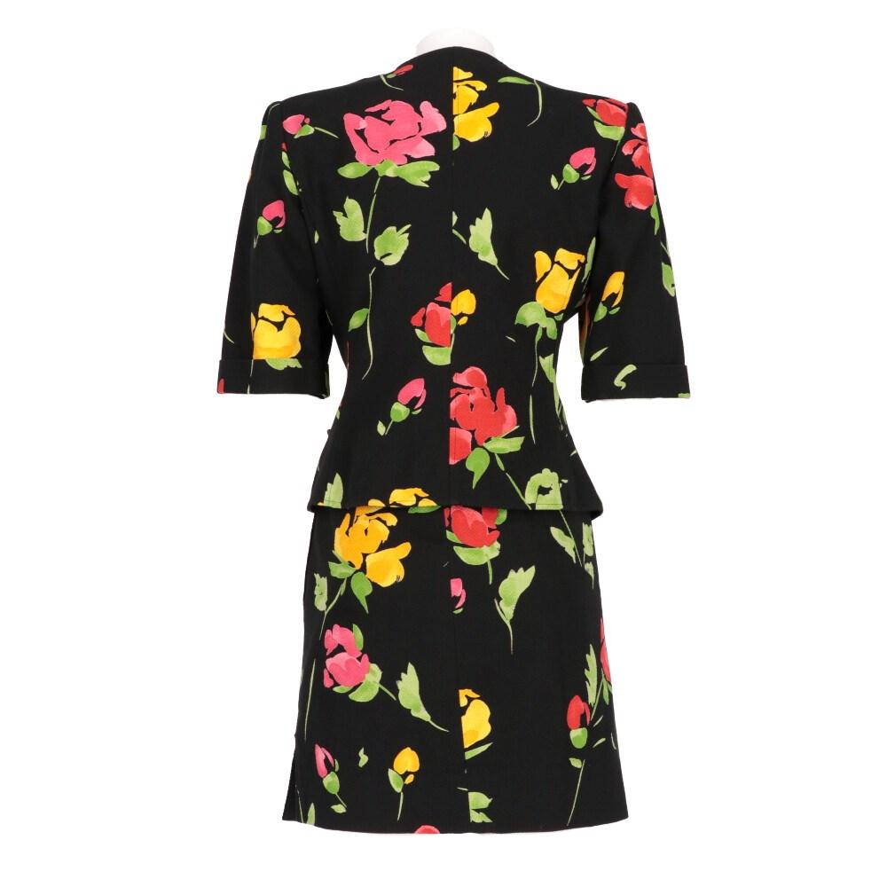 Emanuel Ungaro black cotton suit with multicolored floral print.
Lapel collar jacket, off-center buckle closure and short sleeves. Mini skirt with side button and zip closure and slit.

Size: 44 IT

Flat measurements

Jacket
Height: 53 cm
Bust: 44