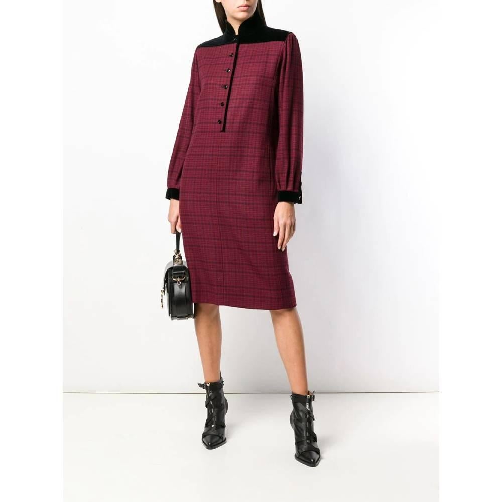 Emanuel Ungaro burgundy wool dress with black checked pattern. Stand-up collar, front buttons and black velvet details.

Size: 10 US

Flat measurements
Height: 105 cm
Bust: 52 cm
Shoulders: 38 cm
Sleeves: 61 cm

Product code: A6045

Composition: