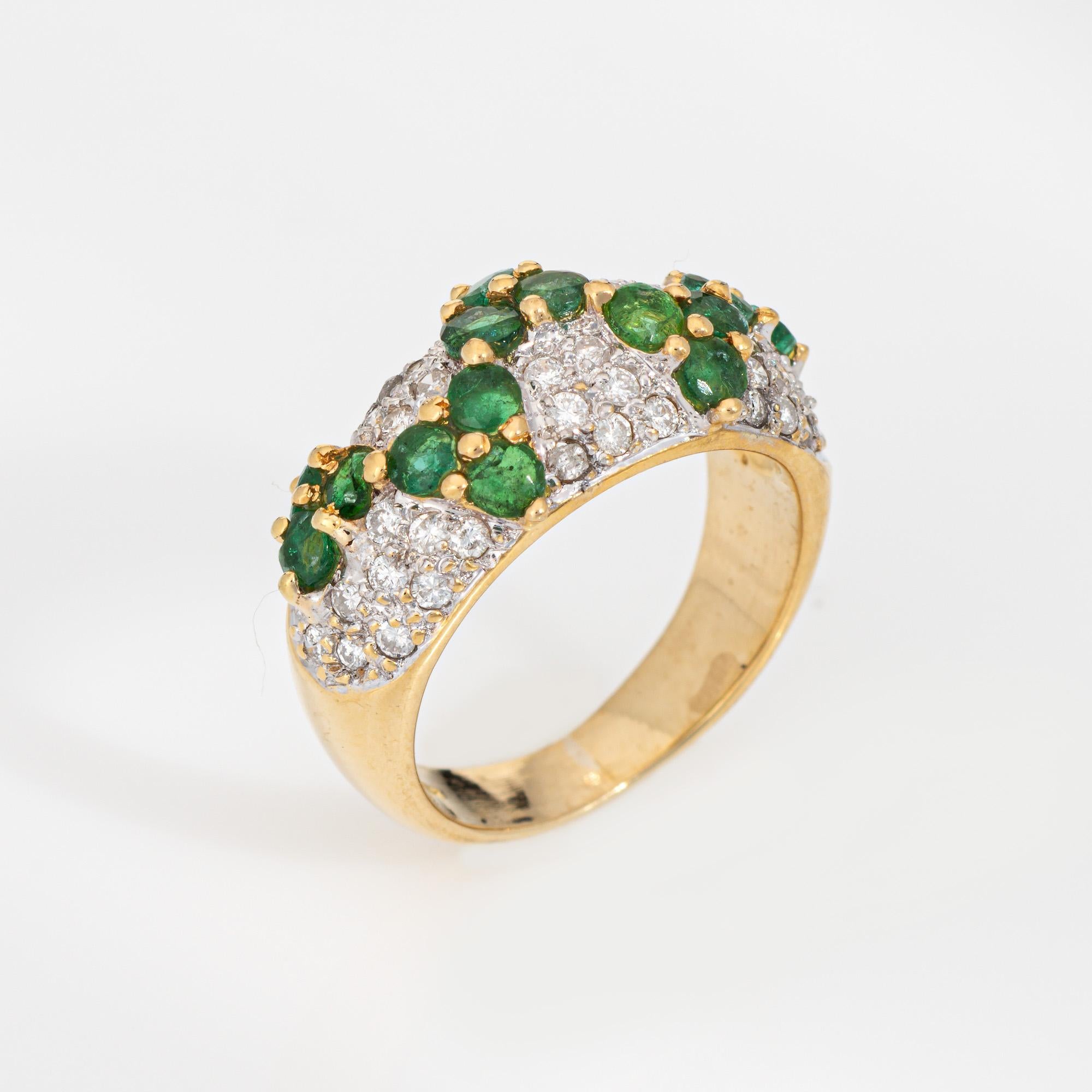 Élégant bracelet vintage en or jaune 18 carats, orné d'émeraudes et de diamants (vers les années 1980). 

Les émeraudes mesurent environ 2.5 mm chacune. Les diamants totalisent un poids estimé à 0,42 carat (couleur estimée I-J et pureté Si1-I1).