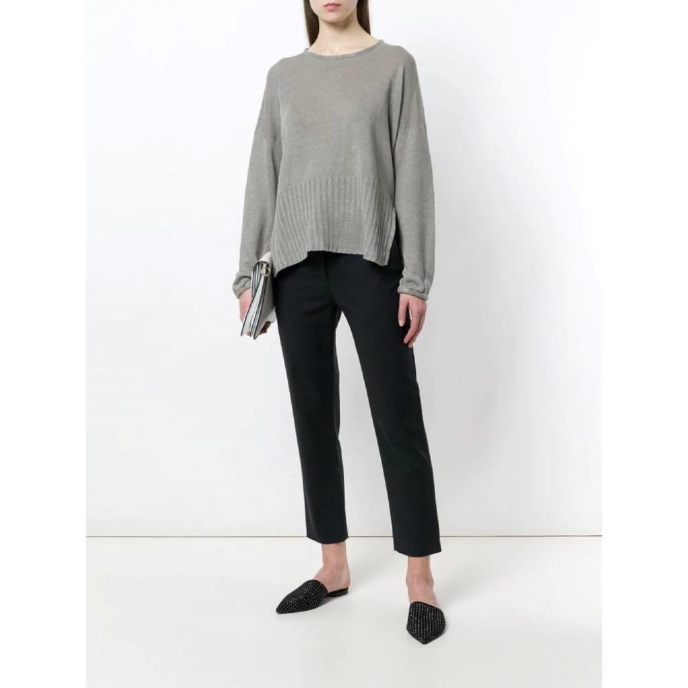 Emporio Armani gray linen knitted sweater. Crewneck model, side slits and ribbed knit details.

Size: 46 IT

Flat measurements
Height: 67 cm
Bust: 60 cm
Shoulders: 48 cm
Sleeves: 45 cm

Product code: A6093

Notes: The product has some strings pulled