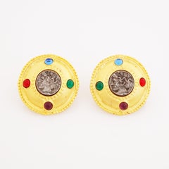 Boucles d'oreilles fantaisie en forme de pièce de monnaie romaine étrusque des années 80 avec cabochons en verre coloré par Blanca