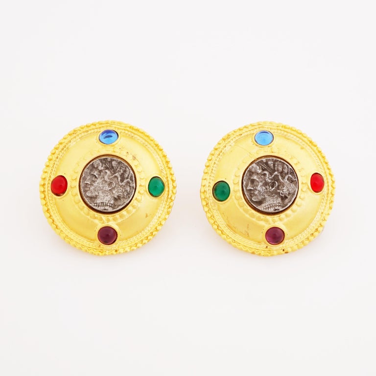 Boucles d'oreilles fantaisie en forme de pièce de monnaie romaine étrusque  des années 80 avec cabochons en verre coloré par Blanca En vente sur 1stDibs