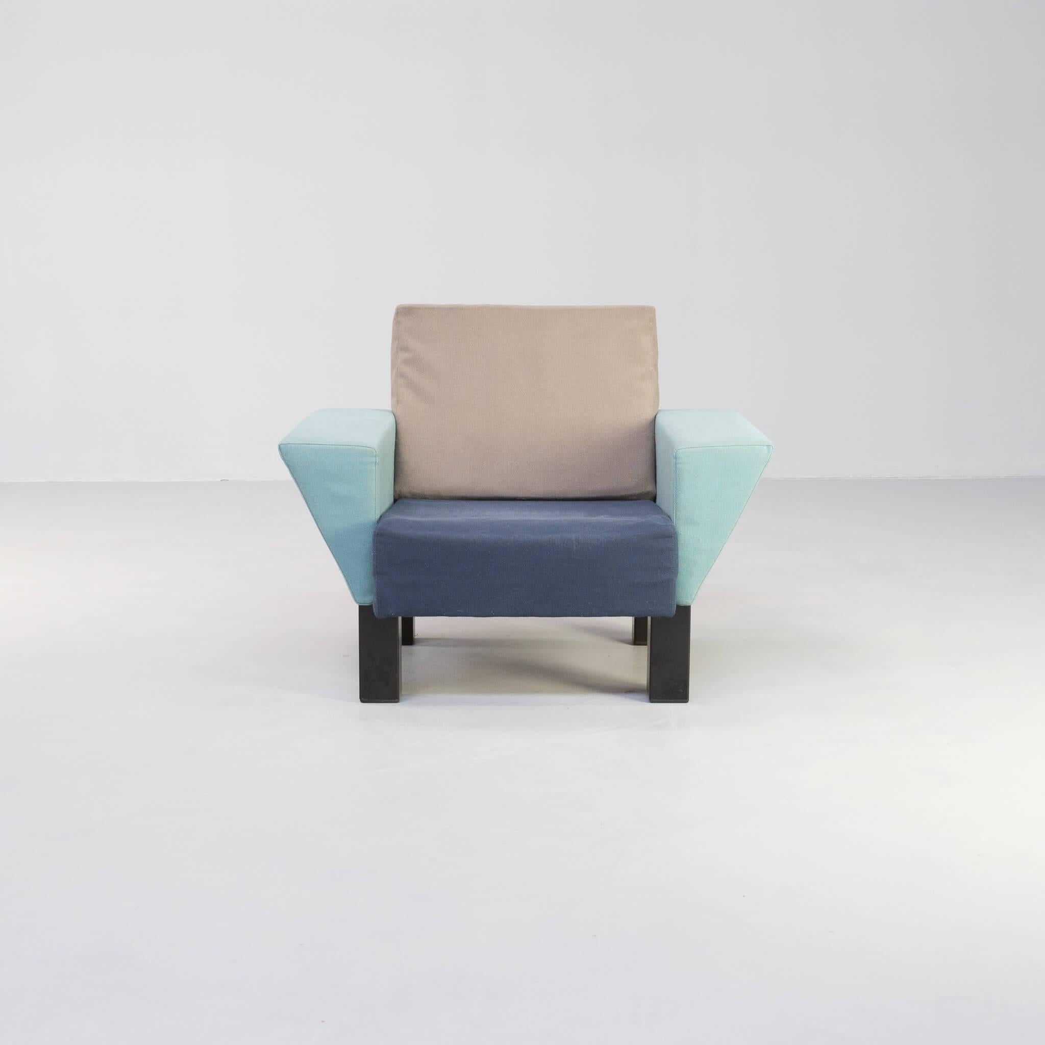 Ettore Sottsass 'Westside' Sessel für Knoll ist ein ikonischer Entwurf von Ettore Sottsass aus dem Jahr 1983. Dieser Loungesessel hat seine Originalpolsterung.
1983, zwei Jahre nach der Gründung von Memphis, trennte sich Sottsass von seinem