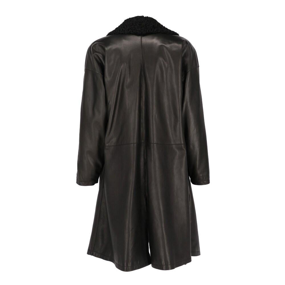 Genny black leather open coat edged with astrakhan fur. Shawl collar and long sleeves.

Size: 42 IT

Flat measurements
Height: 94 cm
Bust: 60 cm
Shoulders: 59 cm
Sleeves: 49 cm

Product code: X1308

Composition: Leather - Astrakan fur

Condition: