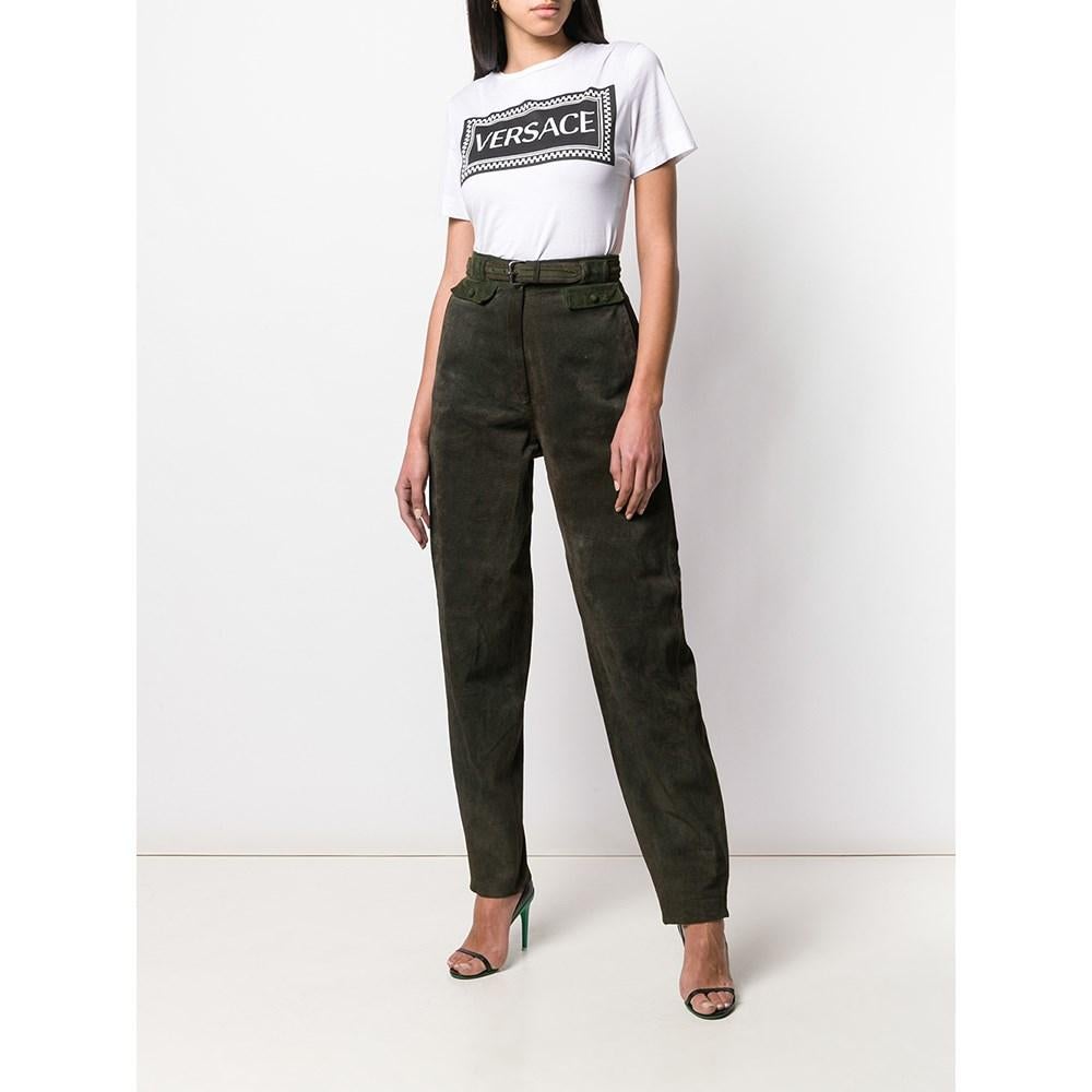 Gianni Versace Hose aus dunkelgrünem Wildleder. Modell mit hoher Taille, Reißverschluss und Gürtelverschluss vorne und seitlichen Eingrifftaschen.

Größe: 42 IT

Flache Messungen
Höhe: 113 cm
Taille: 33 cm
Internes Bein: 81 cm

Produkt-Code: