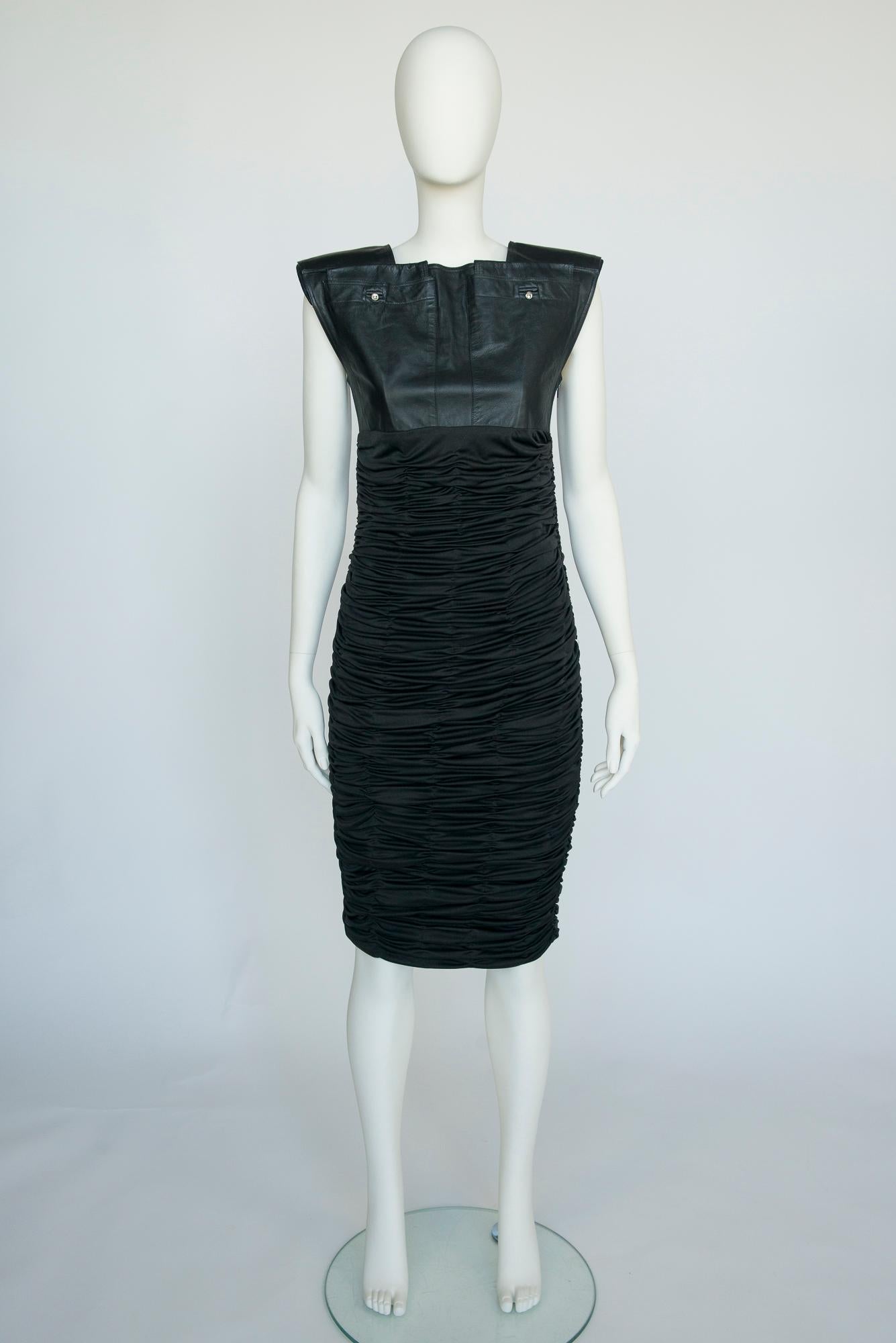 Documented Gianni Versace Kleid aus getäfeltem Leder und gerafftem Stretch-Jersey, F/S 1987 im Zustand „Hervorragend“ im Angebot in Geneva, CH