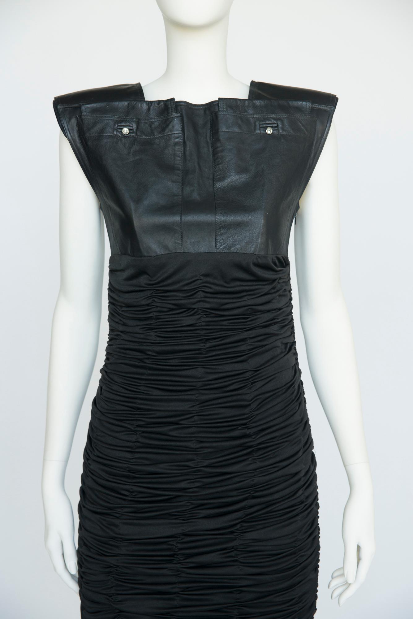 Documented Gianni Versace Kleid aus getäfeltem Leder und gerafftem Stretch-Jersey, F/S 1987 Damen im Angebot