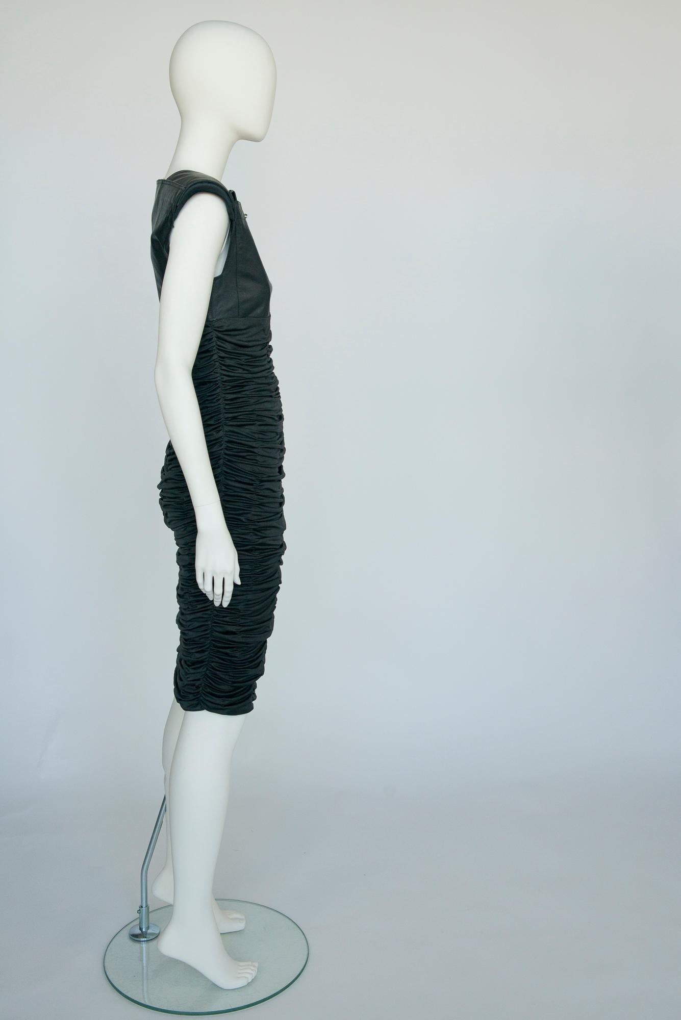 Documented Gianni Versace Kleid aus getäfeltem Leder und gerafftem Stretch-Jersey, F/S 1987 im Angebot 4