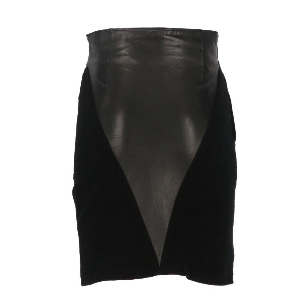 Gianni Versace black leather skirt with wool inserts. Side zip and hook closure and decorative pleats.

Size: 38 IT

Flat measurements
Height: 51 cm
Waist: 33 cm

Product code: X1183

Composition: Leather - Wool

Made in: Italy

Condition: Very good