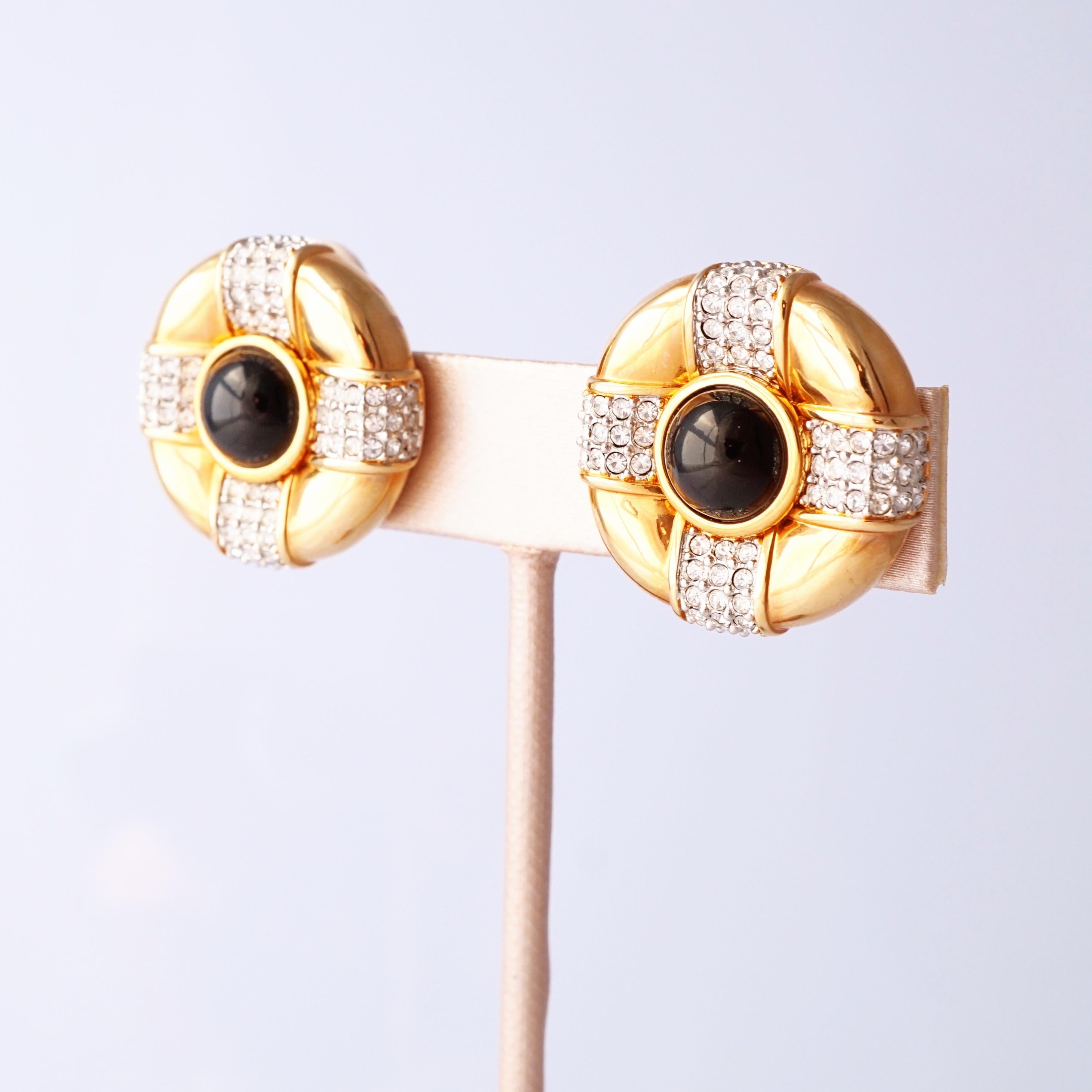 Moderno Orecchini a bottone con pavé di cristallo e doratura anni '80 con cabochon di vetro onice di Swarovski in vendita