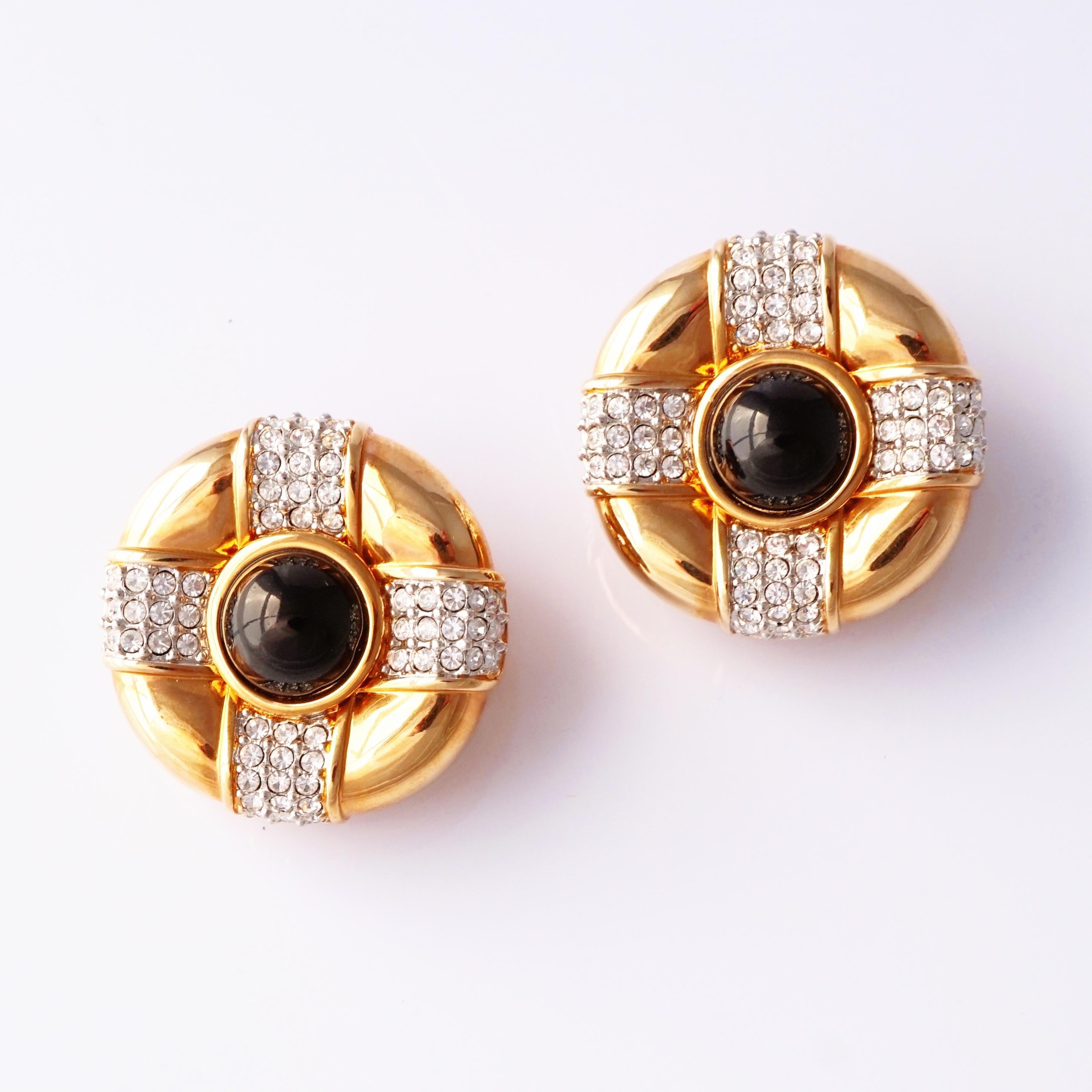 Orecchini a bottone con pavé di cristallo e doratura anni '80 con cabochon di vetro onice di Swarovski In condizioni buone in vendita a McKinney, TX