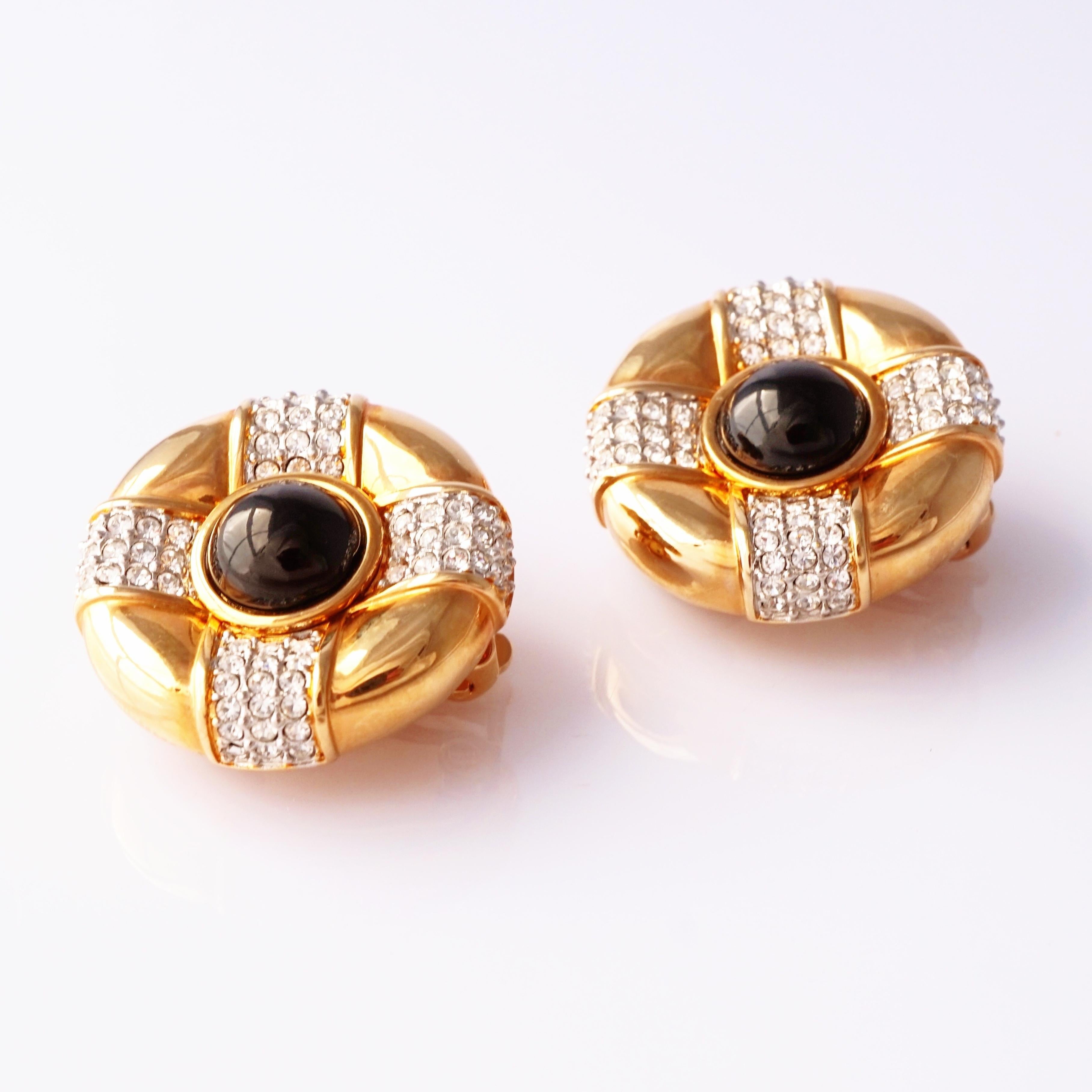 Donna Orecchini a bottone con pavé di cristallo e doratura anni '80 con cabochon di vetro onice di Swarovski in vendita