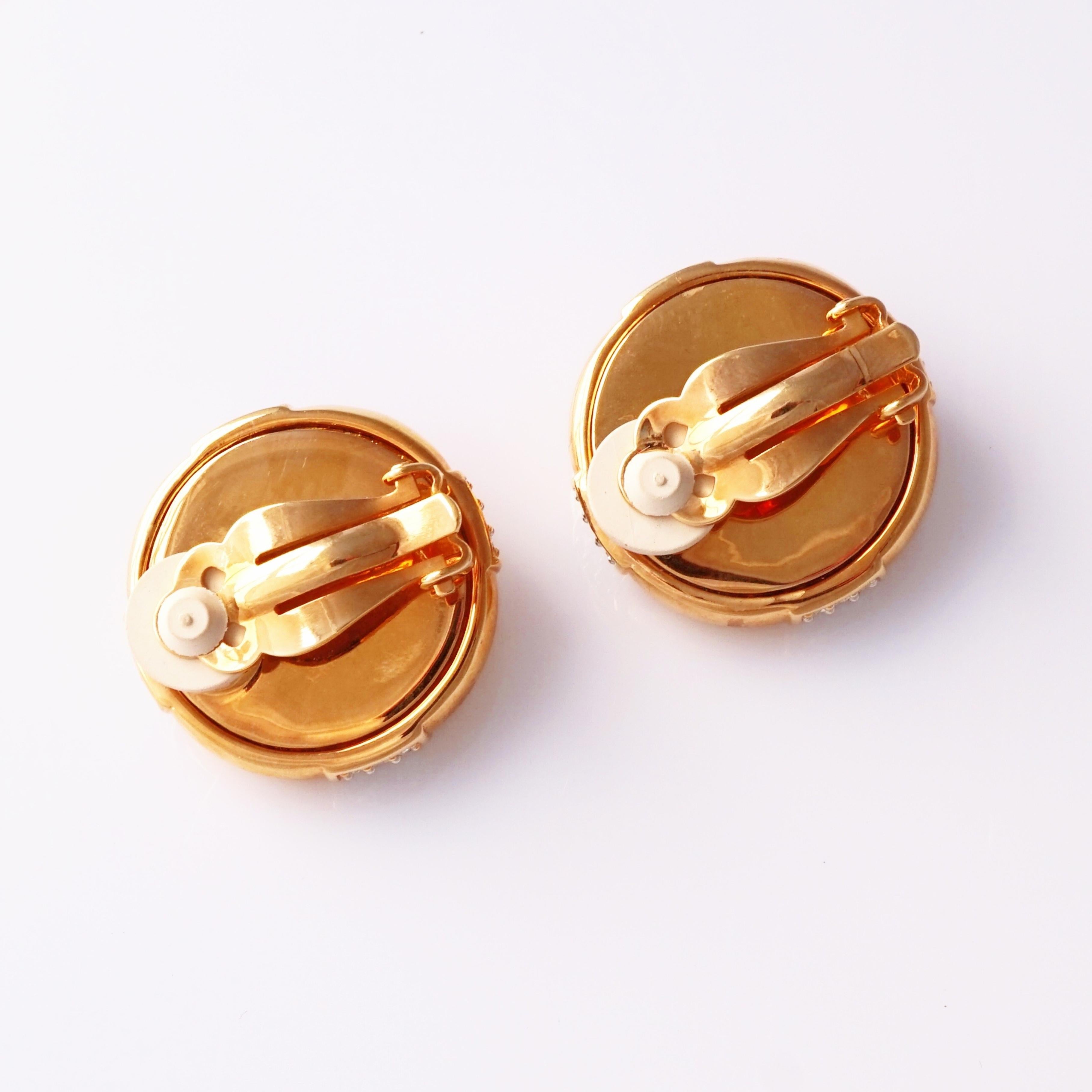 Orecchini a bottone con pavé di cristallo e doratura anni '80 con cabochon di vetro onice di Swarovski in vendita 1