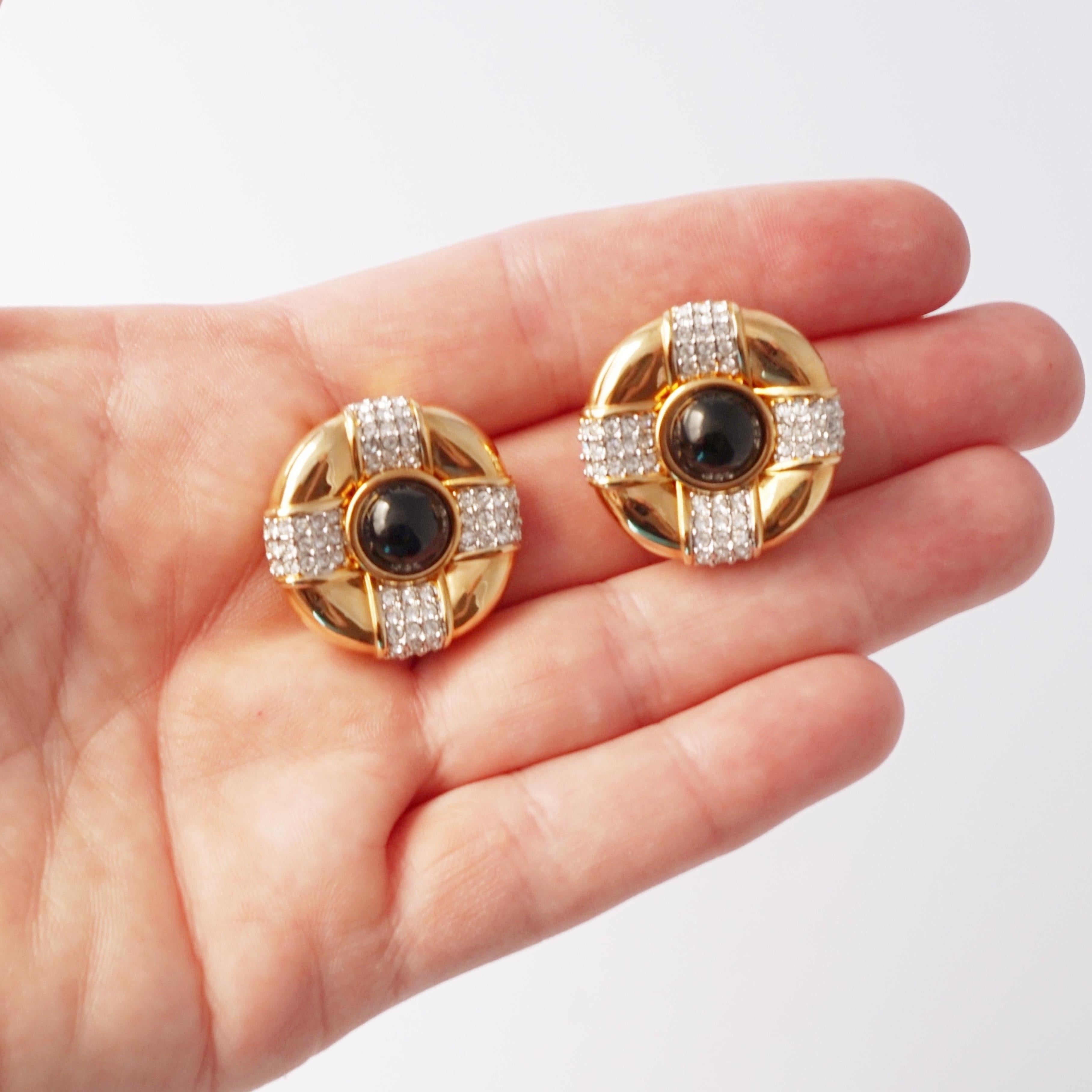 Orecchini a bottone con pavé di cristallo e doratura anni '80 con cabochon di vetro onice di Swarovski in vendita 3