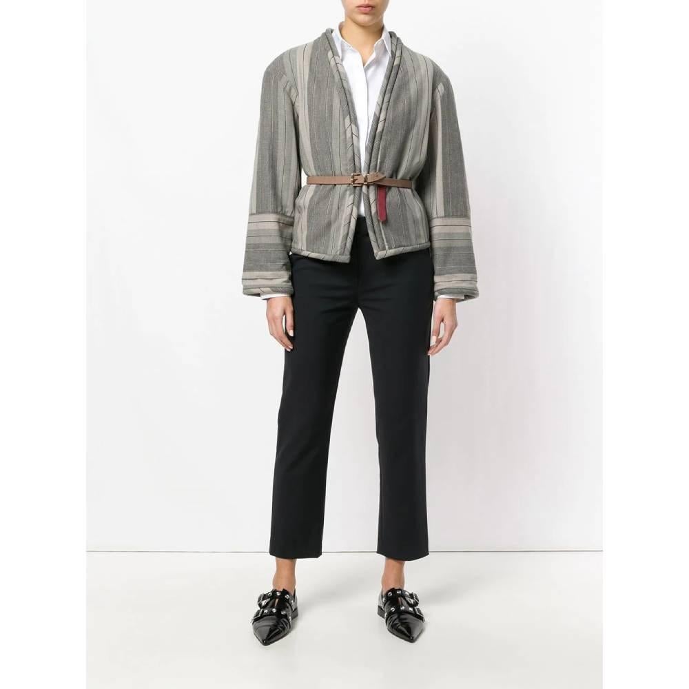Graue Wolljacke von Giorgio Armani mit gestreiftem Print. Breiter Halsausschnitt, zwei verdeckte Knöpfe und lange Ärmel.

Größe: 42 IT

Flache Messungen
Höhe: 57 cm
Brustumfang: 53 cm
Schultern: 47 cm
Ärmel: 55 cm

Produkt-Code:
