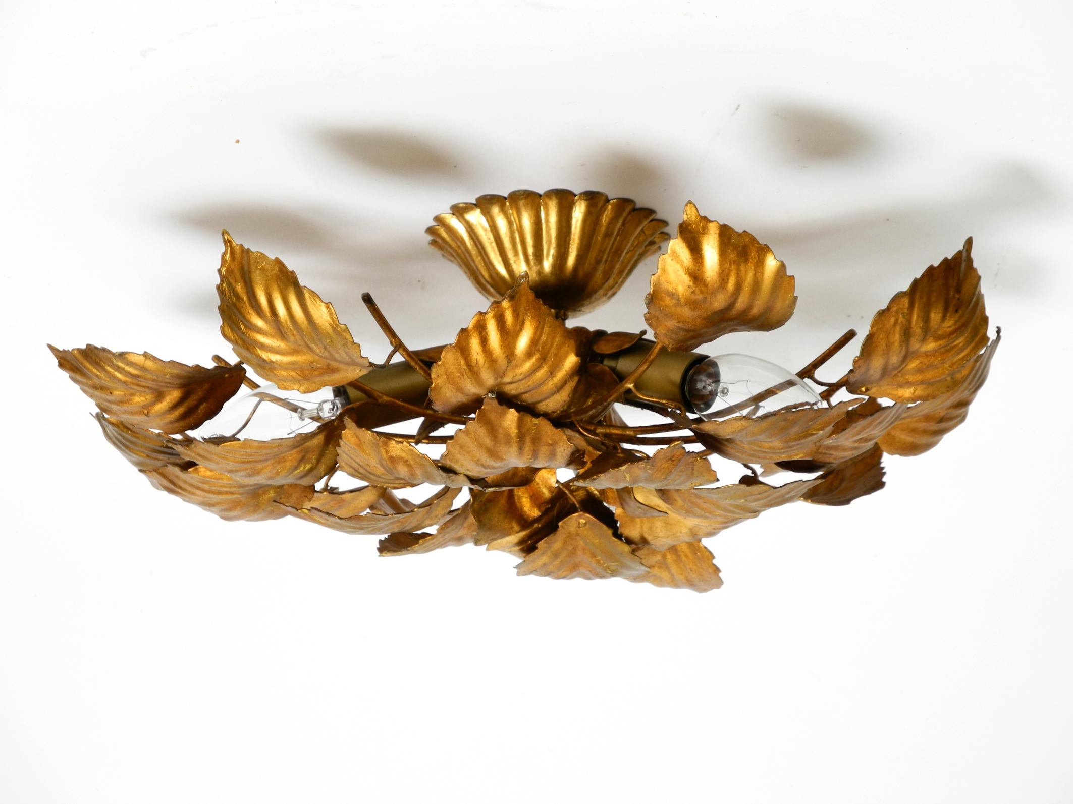 80s gold-plated floral ceiling lamp with large leaves in Regency design In Good Condition For Sale In München, DE