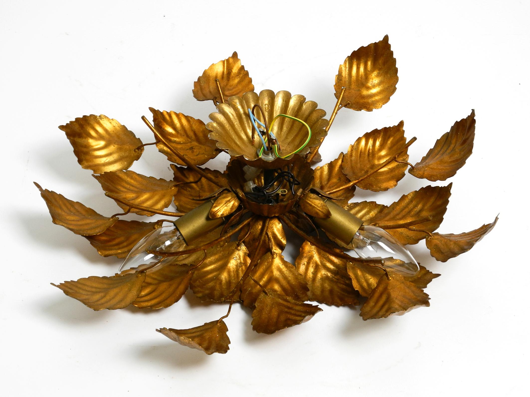 80s gold-plated floral ceiling lamp with large leaves in Regency design For Sale 1