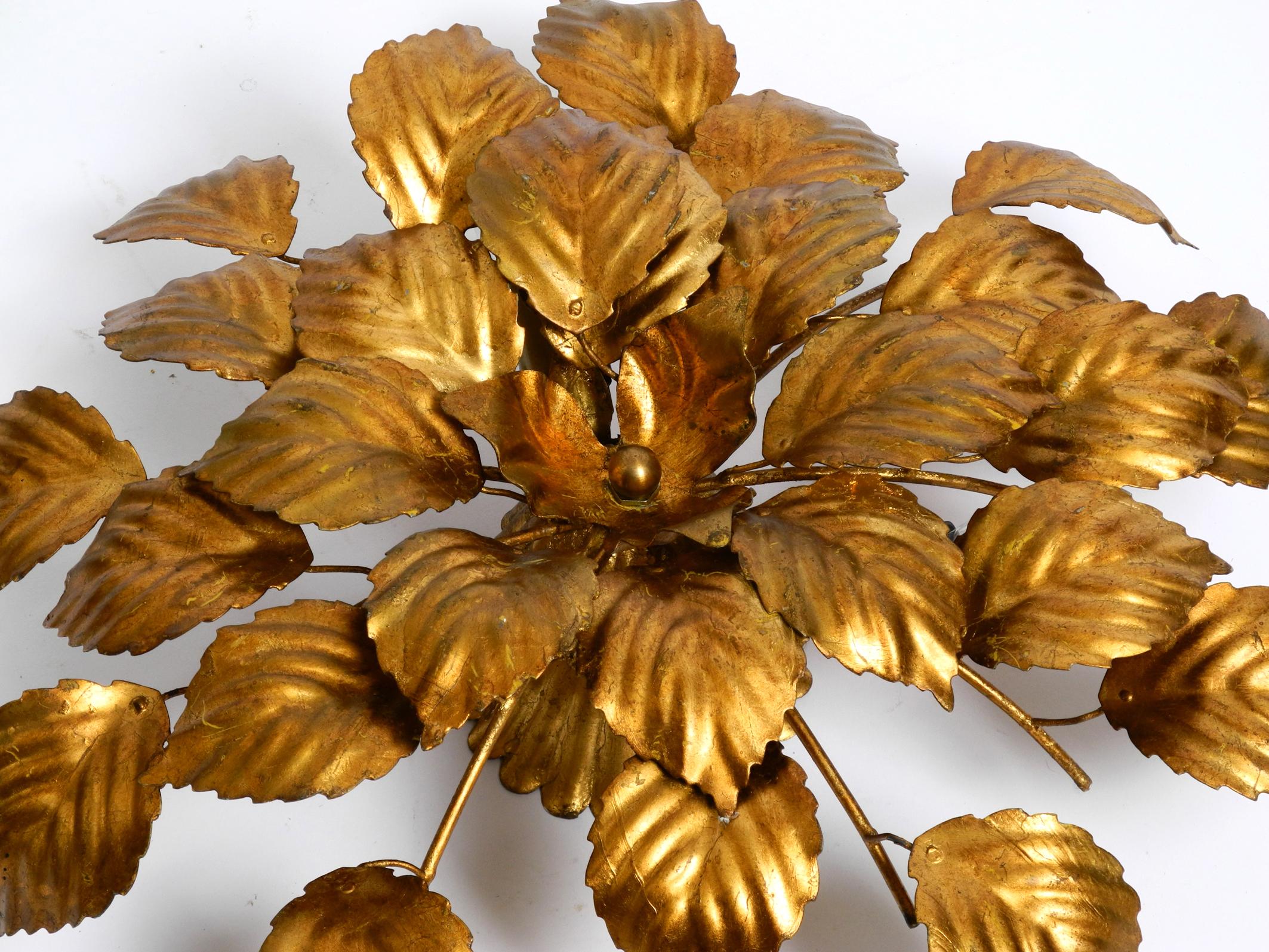 80er Jahre vergoldete florale Deckenlampe mit großen Blättern im Regency-Design (Metall) im Angebot