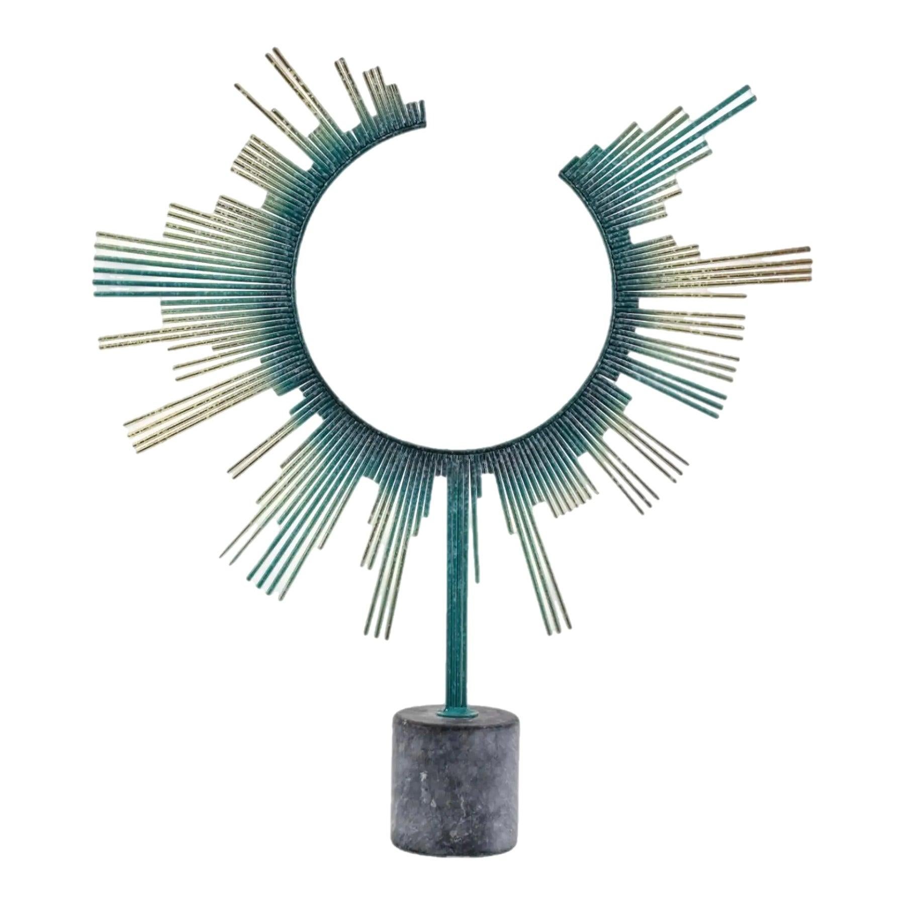 Massive, focale, sensationnelle, la table abstraite brutaliste de Curtis Jere est une sculpture ensoleillée. Signé et daté 1988. 

La composition se compose de tiges métalliques fusionnées de différentes longueurs, d'un faux vert verdisgris/aqua,