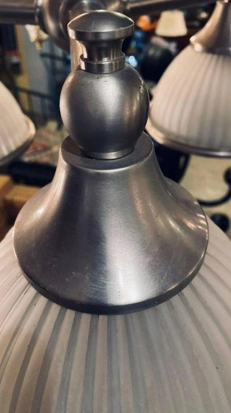 Lustre industriel à 3 lumières avec abat-jour en verre blanc et contour chromé.  Mesure 15 pouces de diamètre x 22 pouces de hauteur jusqu'à l'endroit où la chaîne rejoint le sommet du lustre.
