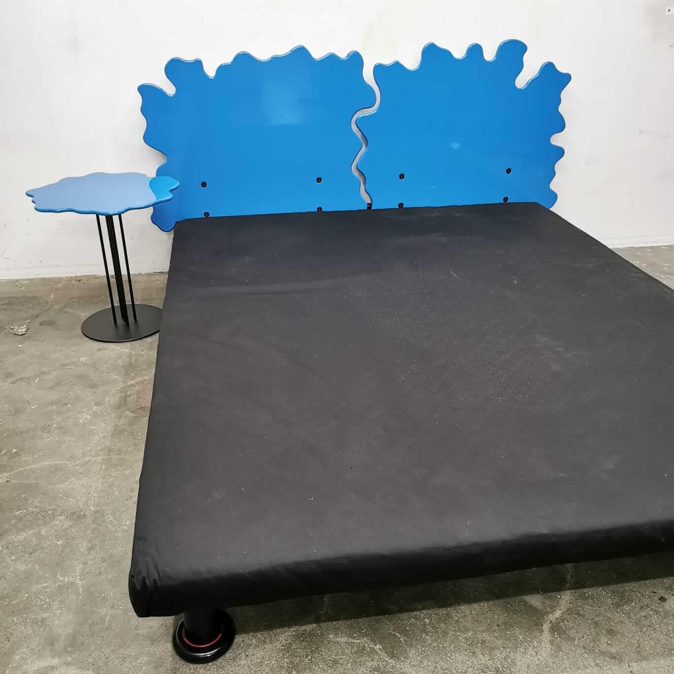 Bed designed in the 1980s by Giovanni Ronzoni for Interflex. The bed's jagged headboard colored with this bright blue clearly demonstrates its intent to belong to the colorful experimentation of Italian postmodernism. Belonging to an Italian