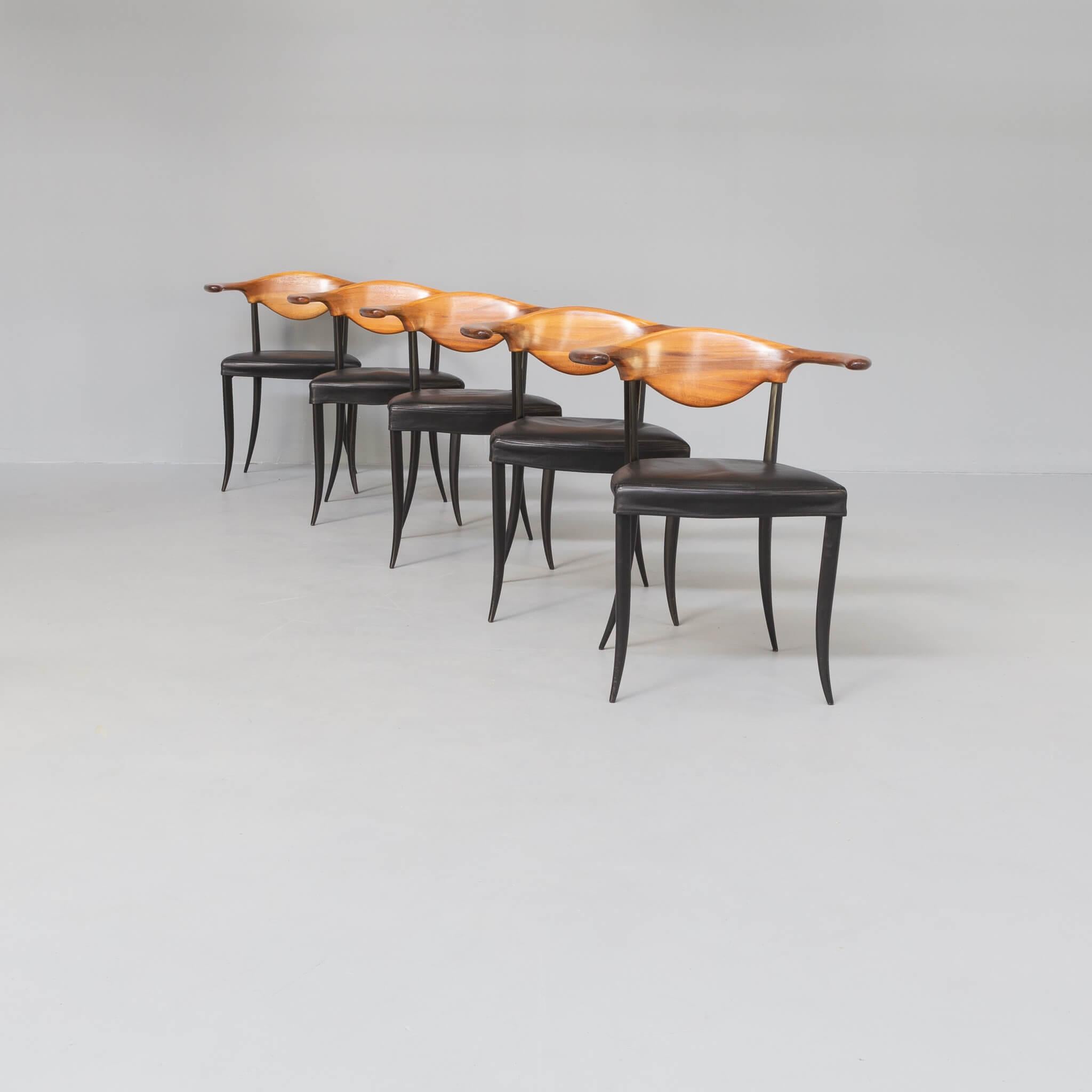 In den frühen 1960er Jahren begannen Designer, sich bei der Gestaltung von Möbeln von der Natur und von Tieren inspirieren zu lassen. Der Kuhhornstuhl ist ein Design, das in dieser Zeit von Designern wie Louis van Teeffelen, Johannes Andersen oder