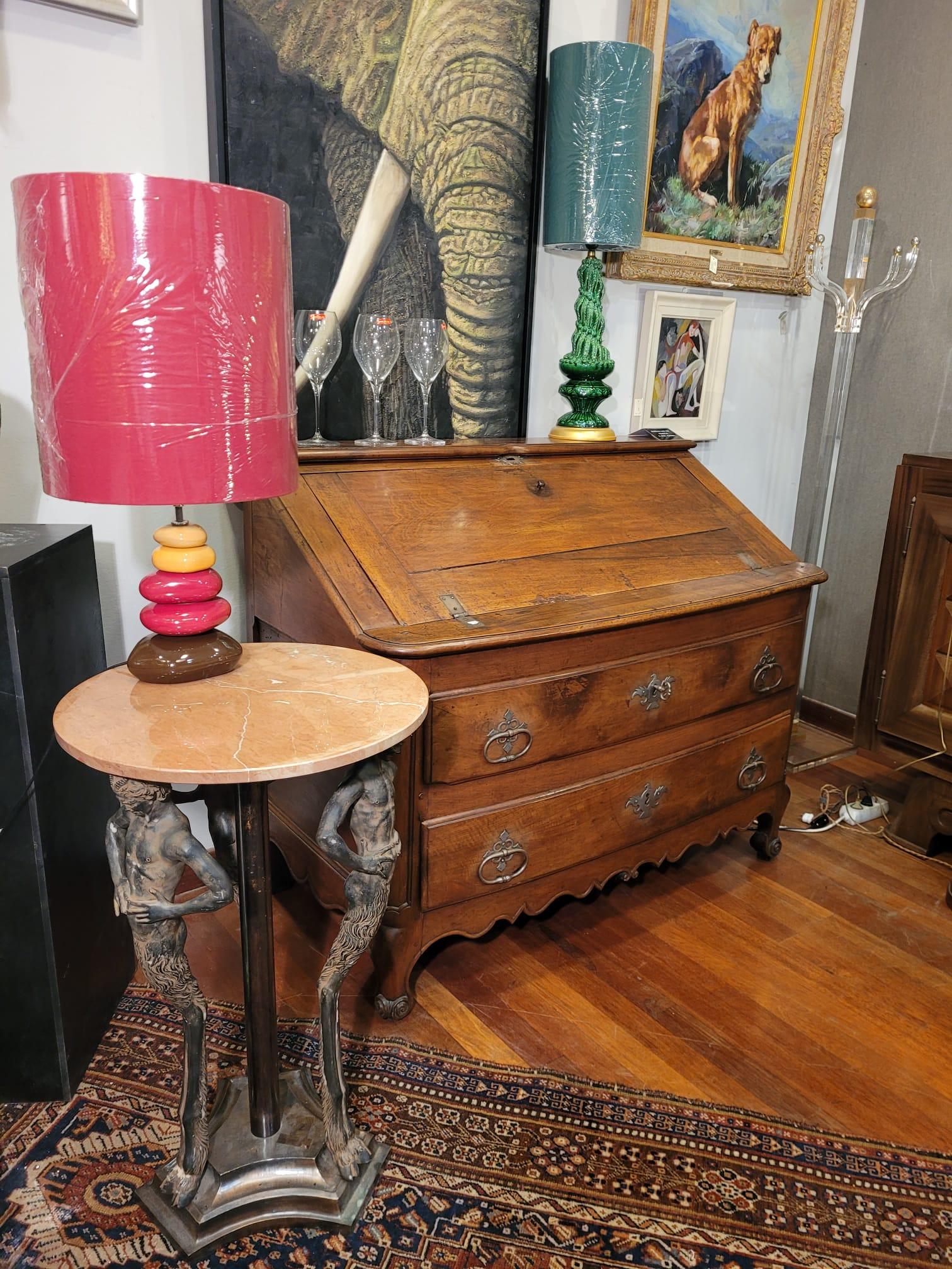 Gorgeous Gueridon or endtable with sculptures of fauns as a structure, patinated bronze and pink marble top.
The structure is made up of a bronze cylinder as a shaft and a triangular bronze base that supports the circular countertop. The