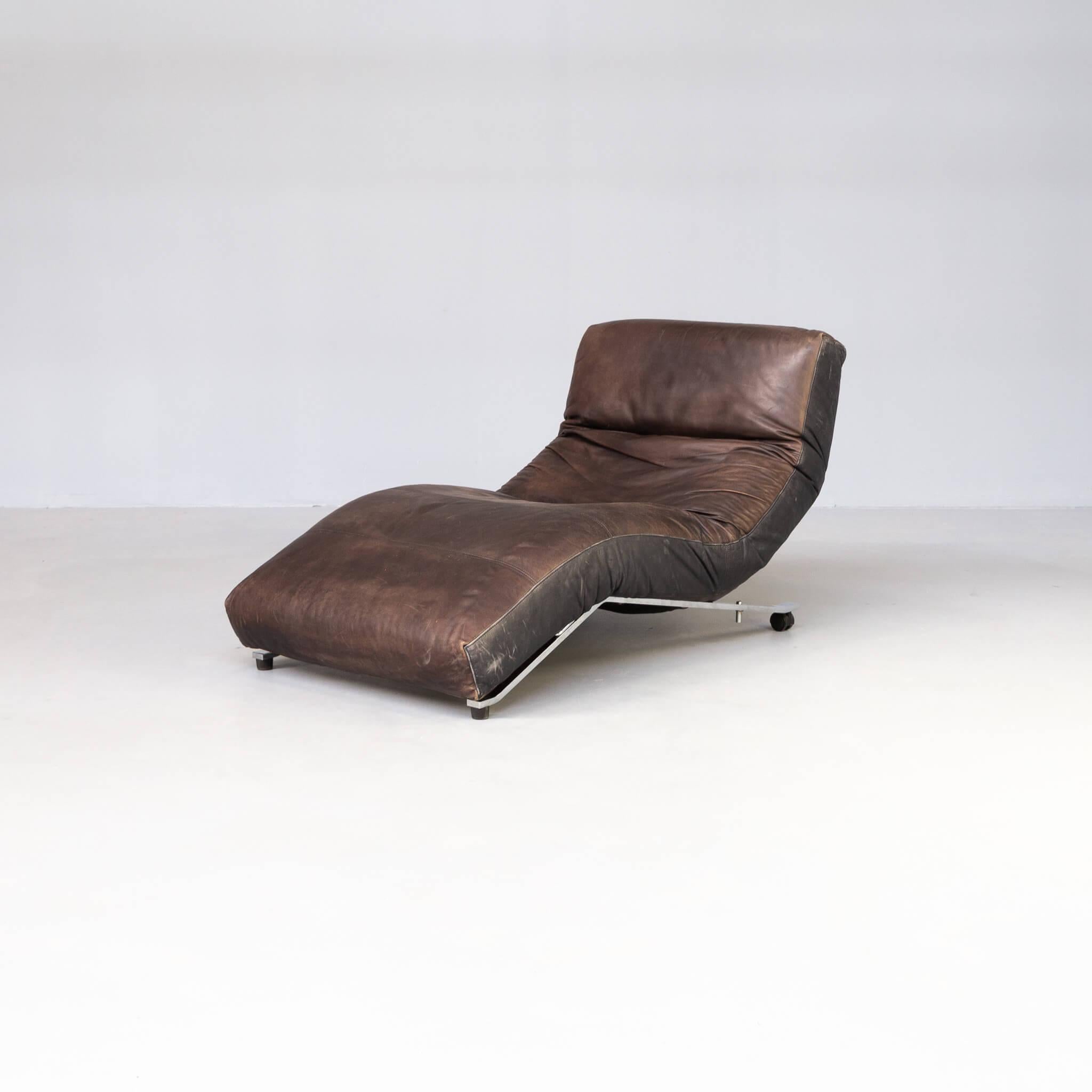 Control is the ultimate reclining chair and offers several different positions whether you are sitting or lying down. Control is made up of four independent sections, which give the chair an unusual flexible anatomy. Rest, read or watch TV – it is