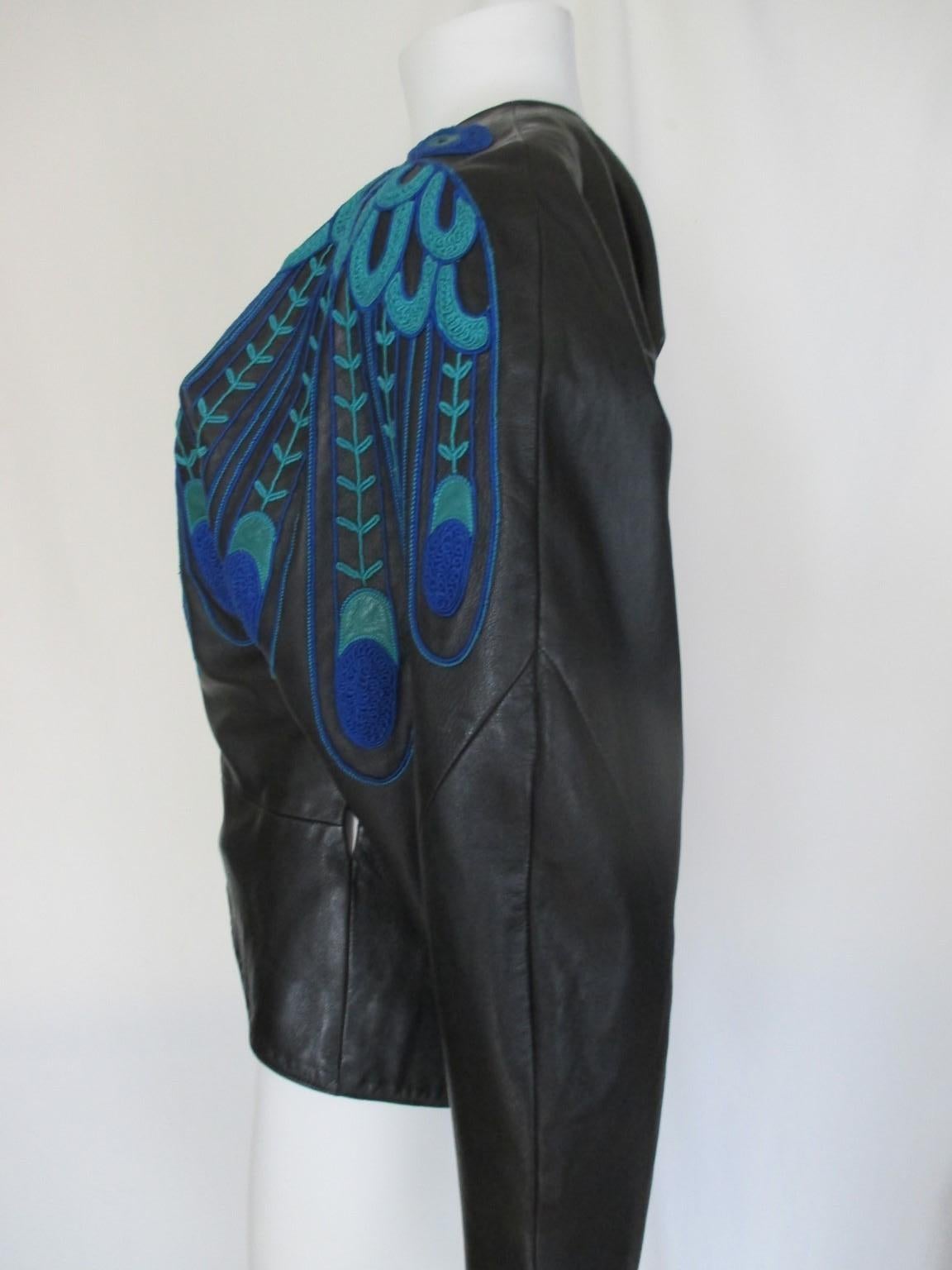 Jitrois - Veste en cuir bleu à plumes de paon, années 80 en vente 2