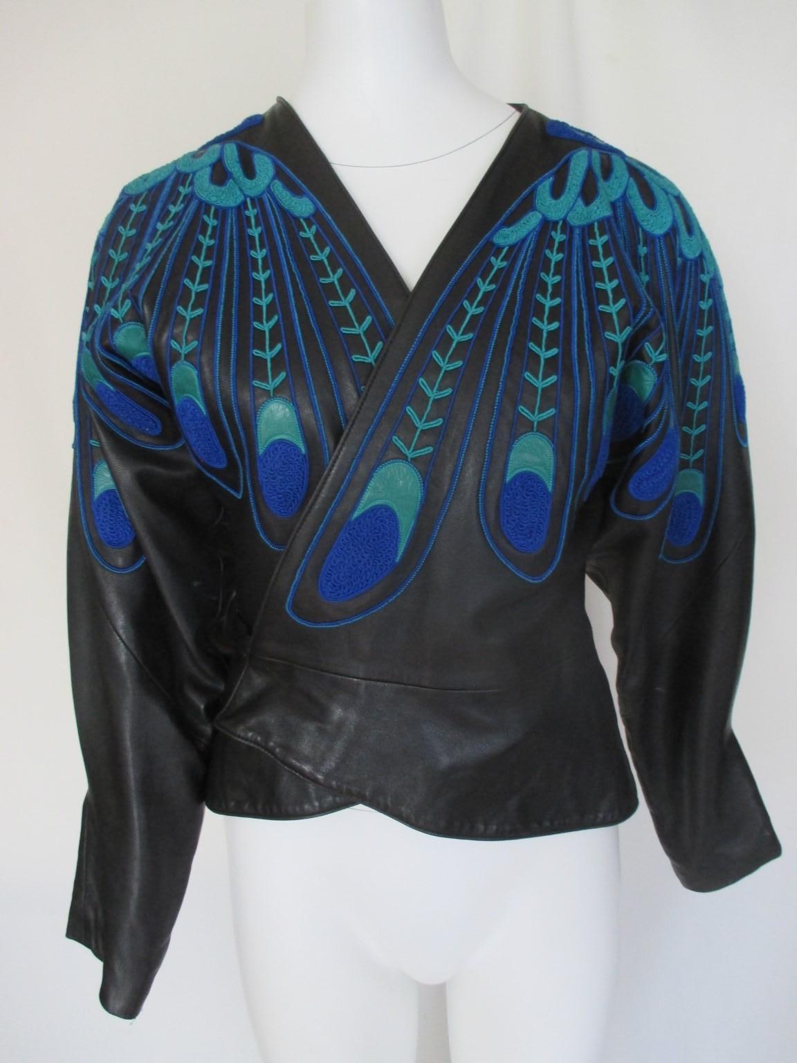 Jitrois - Veste en cuir bleu à plumes de paon, années 80 en vente 5