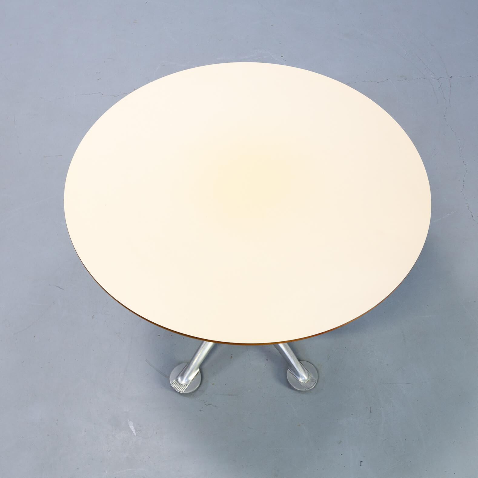 Mid-Century Modern 1980s Jorge Pensi Round Dining Table for Amat3 For Sale
