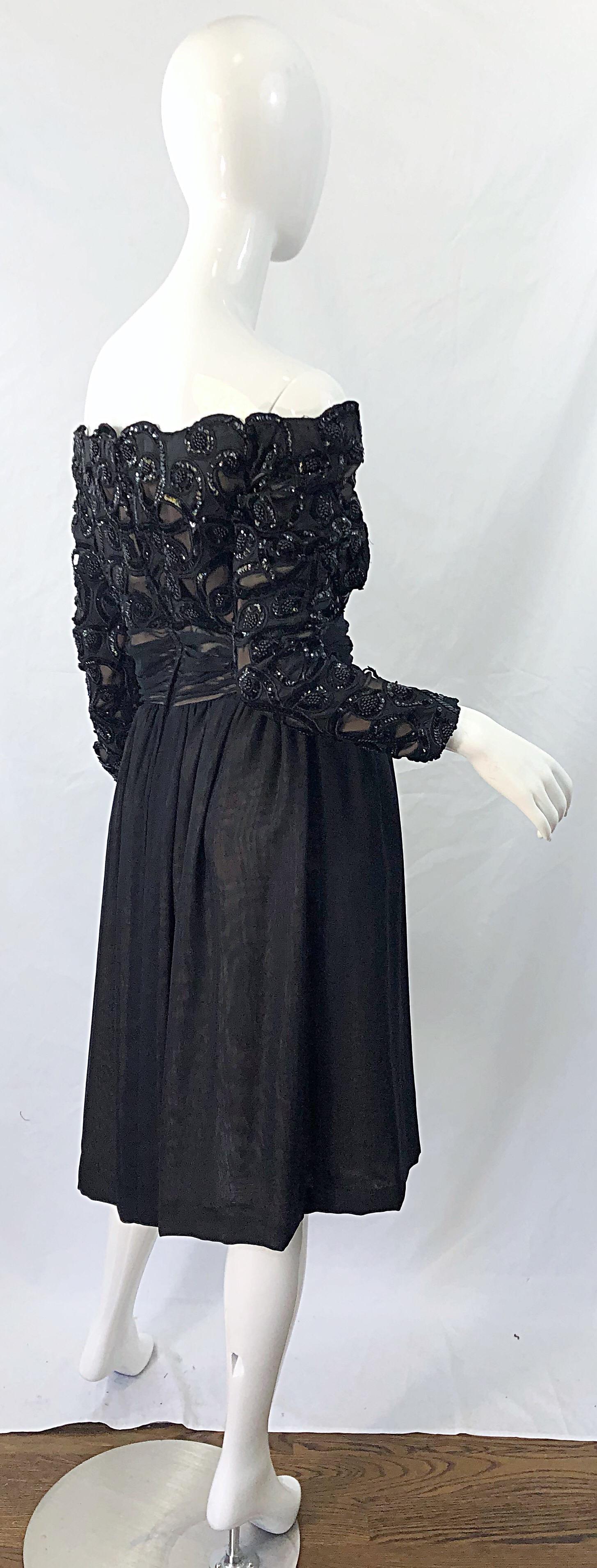 Kevan Hall Couture - Robe de cocktail vintage à sequins noirs à épaules dénudées, taille 10, années 80 Pour femmes en vente