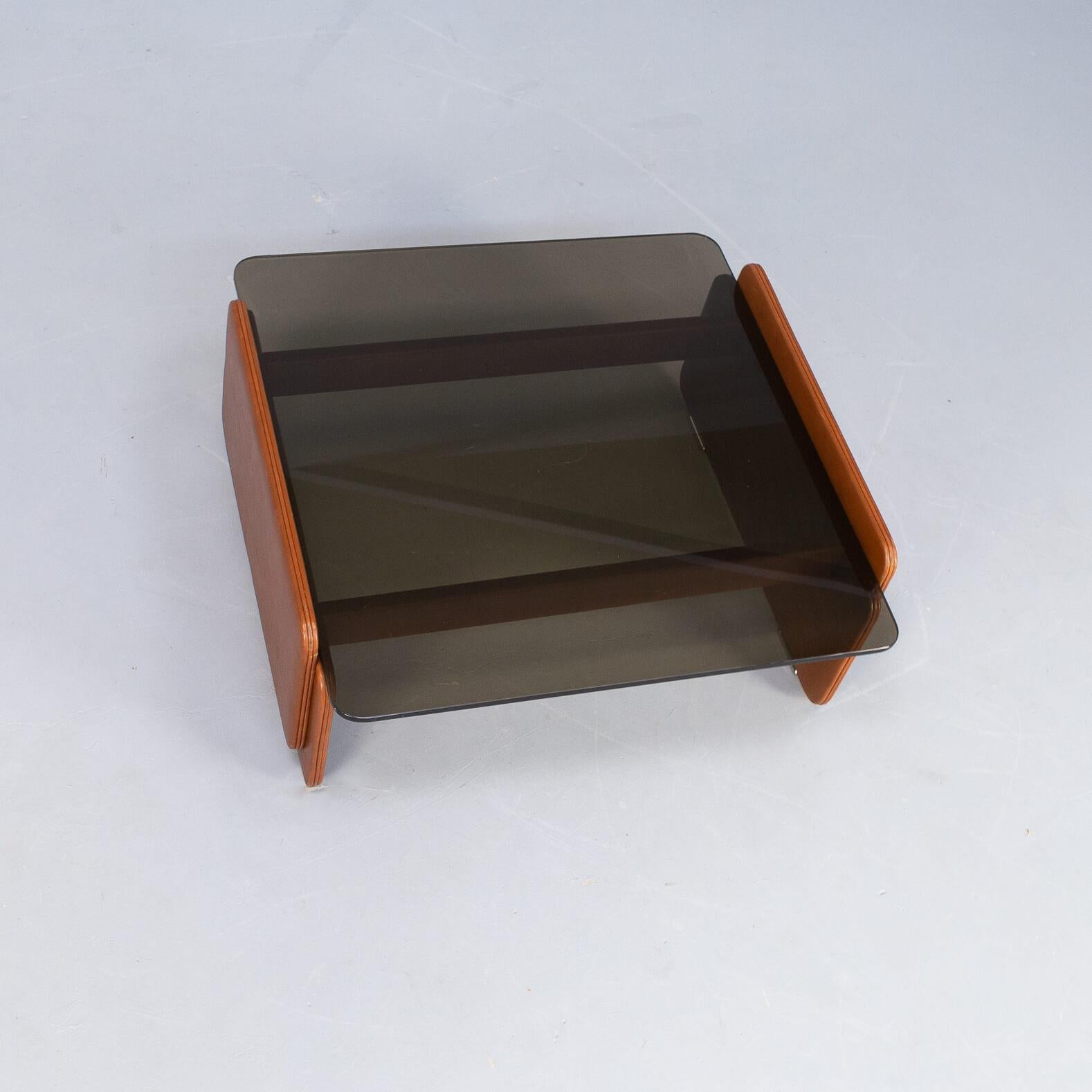 Late 20th Century 80s Leather and Glass Coffee Table for Poltrona Frau For Sale