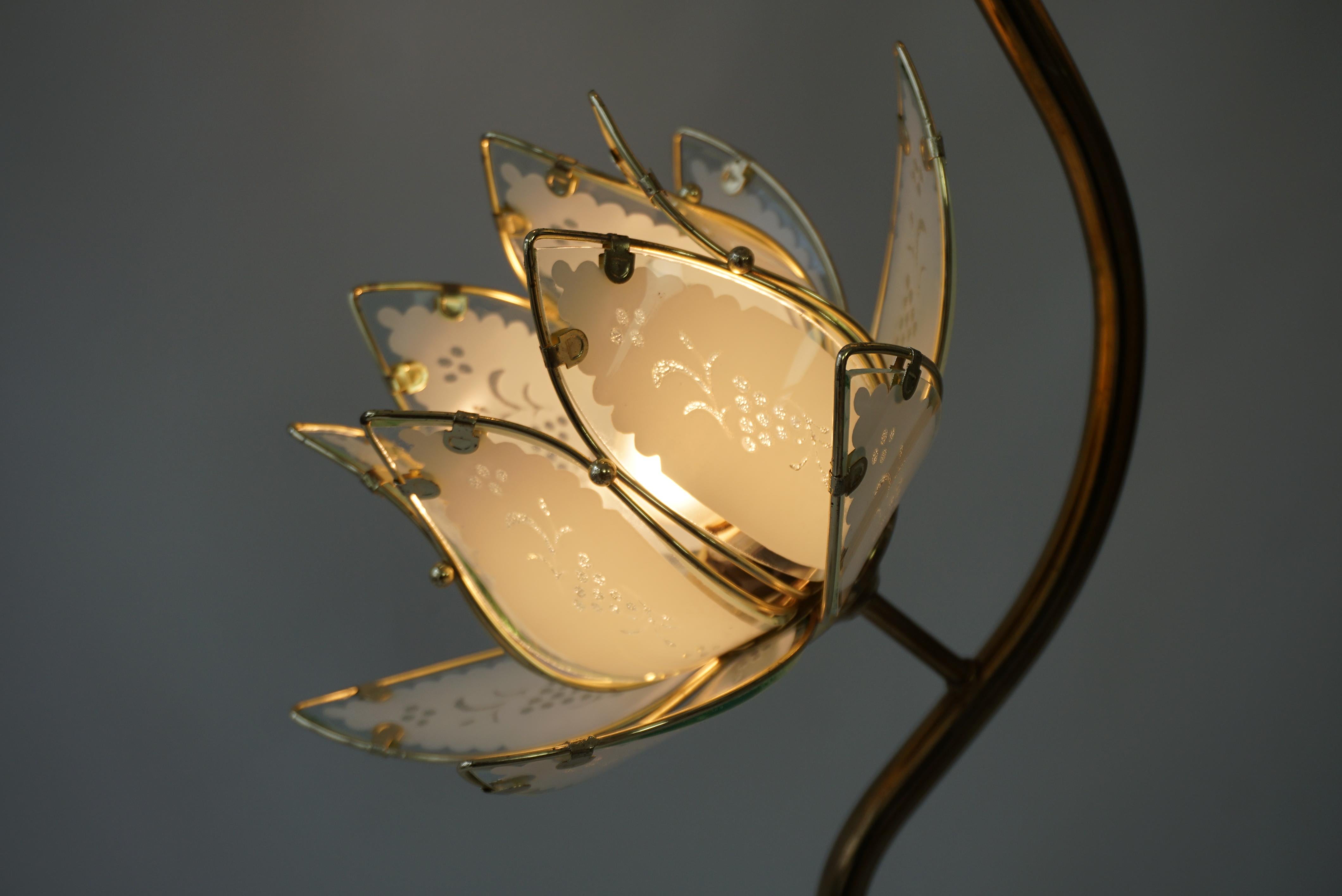 Laiton Lampadaire Elegant avec quatre fleurs de lotus en verre en vente
